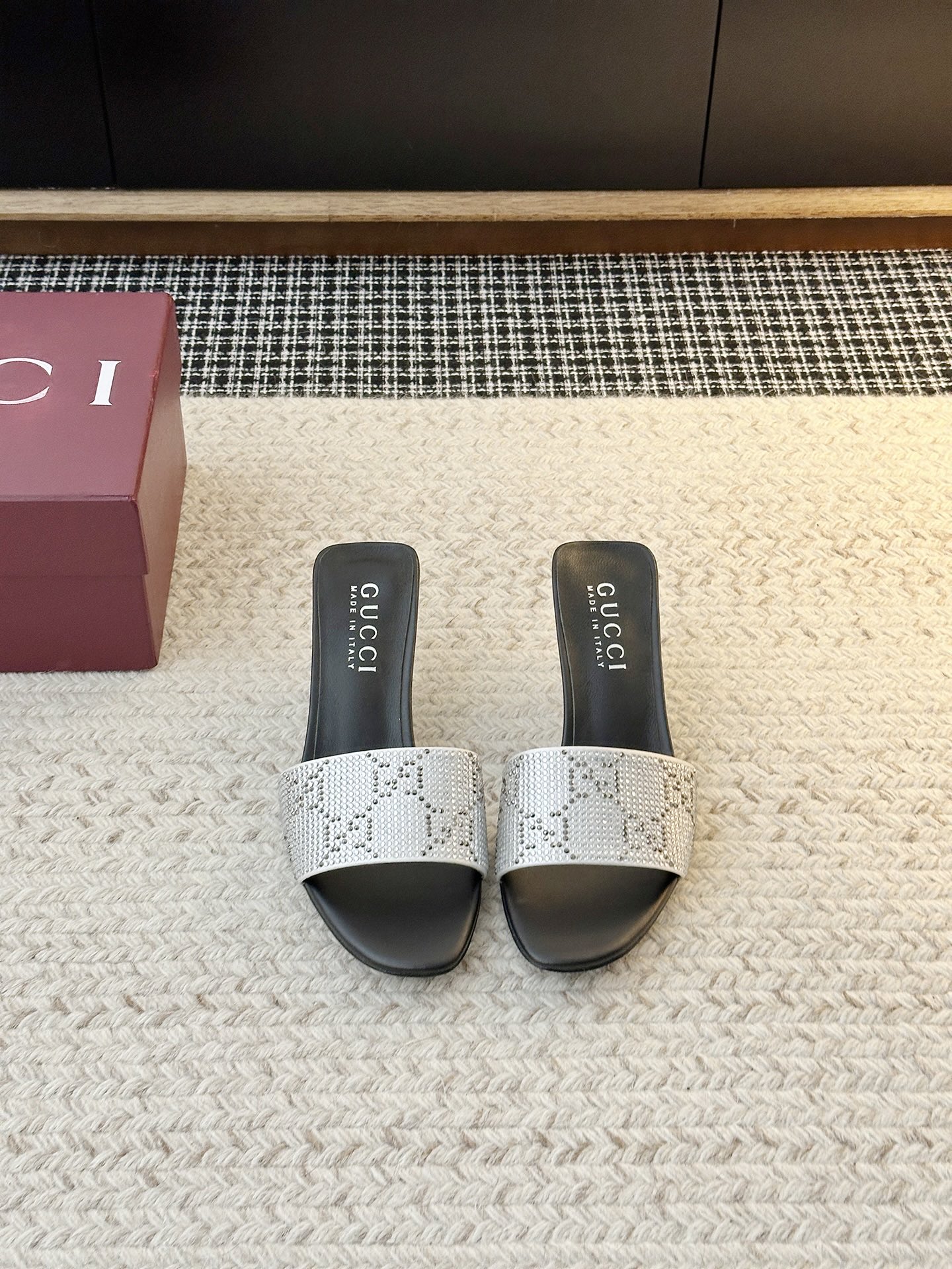 NO:870413,Gucci's new high-heeled shoes. Wear them to fully open up your aura and soar your confidence. Whether you are commuting to the workplace or going on a date and shopping, a pair of elegant high-heeled shoes can make you the center of attention. Instantly lengthen your leg lines, and your little person will become 1.8 meters tall in seconds!  It is elegant with skirts and smart with trousers, and you can easily control various styles~ The upper material is silk with rhinestones and imported original material. The shoe lining is made of sheepskin. The sole material is original open-molded leather sole. The original electroplated metal heel. The heel height is 5.5CM.8.5CM. Shoe size is 35-42 (40.41.42 is non-returnable). Slippers, high heels, slippers, skirts, sheepskin, real silk19860909古奇新款高跟鞋 穿上它,气场全开,自信飙升～无论是职场通勤还是约会逛街,一双气质款高跟鞋都能让你成为焦点.瞬间拉长腿部线条,小个子秒变一米八！配裙装优雅,搭裤装干练,轻松驾驭各种风格～ 鞋面材质真丝加水钻进口原板材料 鞋里材质羊皮 鞋底材质原版开模真皮底.原板电渡金属跟 跟高选择5.5CM.8.5CM 鞋码选购35-42（40.41.42不退换）,拖鞋,high heels,slippers,skirts,sheepskin,real silk,Women's Shoes