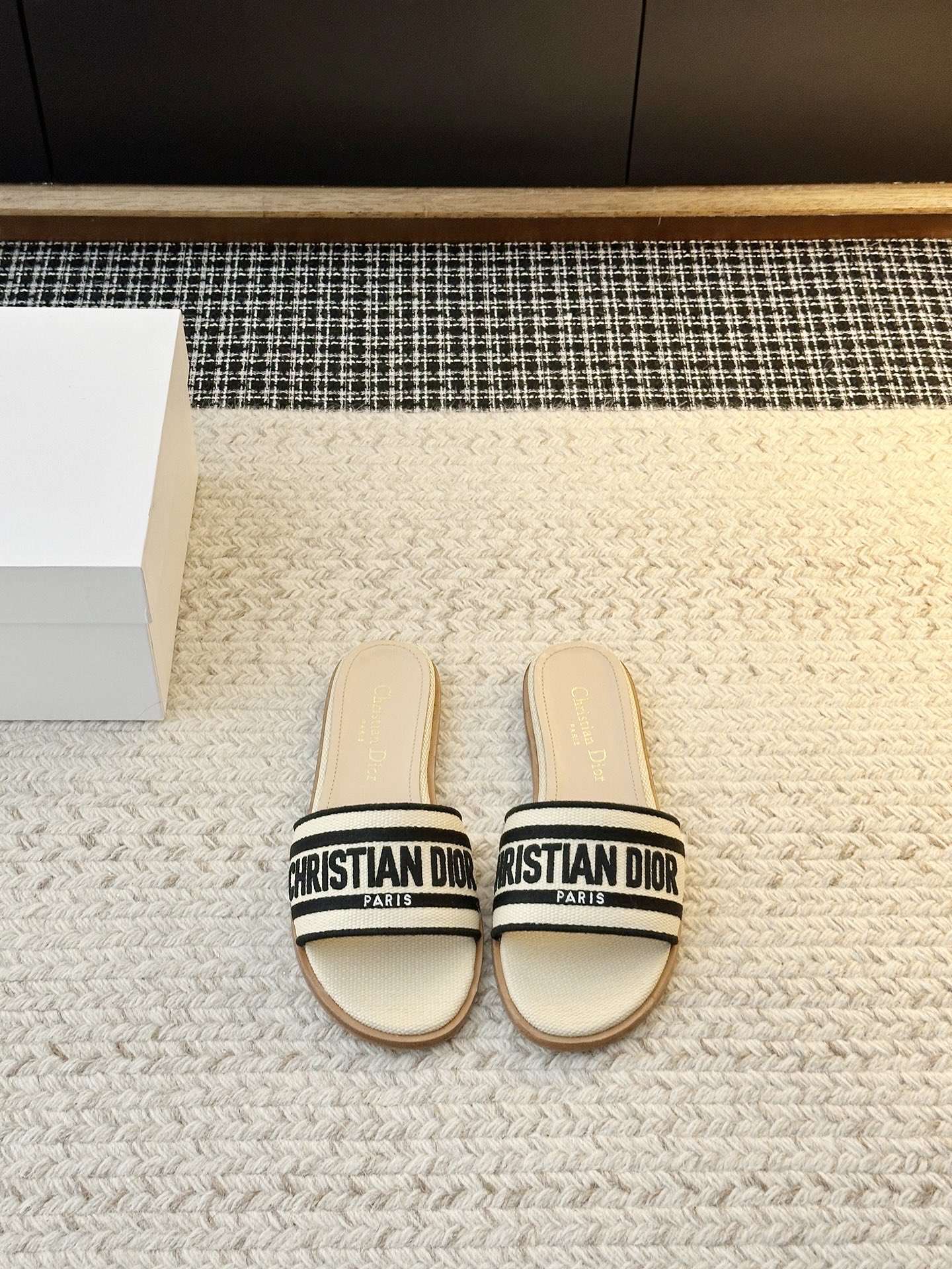 NO:870423,[Daily Relaxation Mule Slippers] The iconic ' ' webbing runs through the upper, and the Parisian fashion lineage is clearly demonstrated. It is a double hit of recognition and style; the square toe cut neatly outlines the lines, and the mid-heel arc hides ingenuity - it not only highlights the slender proportions of the calf, but also fits the sole engineering, so you can walk all day without any pressure. The workmanship beats the market products!  Only after you get it do you understand what 'high-grade quality' means - others will think you are just bringing it home from a counter!  Upper material is original embroidered cloth. Shoe lining is made of original embroidered cloth. Sole material is original molded leather sole. Choose shoe size 35-39 (40.41.42 customization is non-refundable), slippers, slippers.19860909【日常松弛感 穆勒拖鞋】 标志性 「 」织带 贯穿鞋面,巴黎时尚血统直白彰显,是辨识度与格调的双重暴击；方头剪裁 利落勾勒线条,中跟弧度 暗藏巧思 ——既衬出小腿纤细比例,又贴合足底工学,暴走全天也毫无压力 做工碾压市面货！拿到手才懂什么叫 “高定级质感”——别人看了都以为你是专柜搬回家！ 鞋面材质原版刺绣布面 鞋里材质原版刺绣布面 鞋底材质原版开模真皮底 鞋码选购35-39（40.41.42定制不退换）,拖鞋,slippers,Women's Shoes