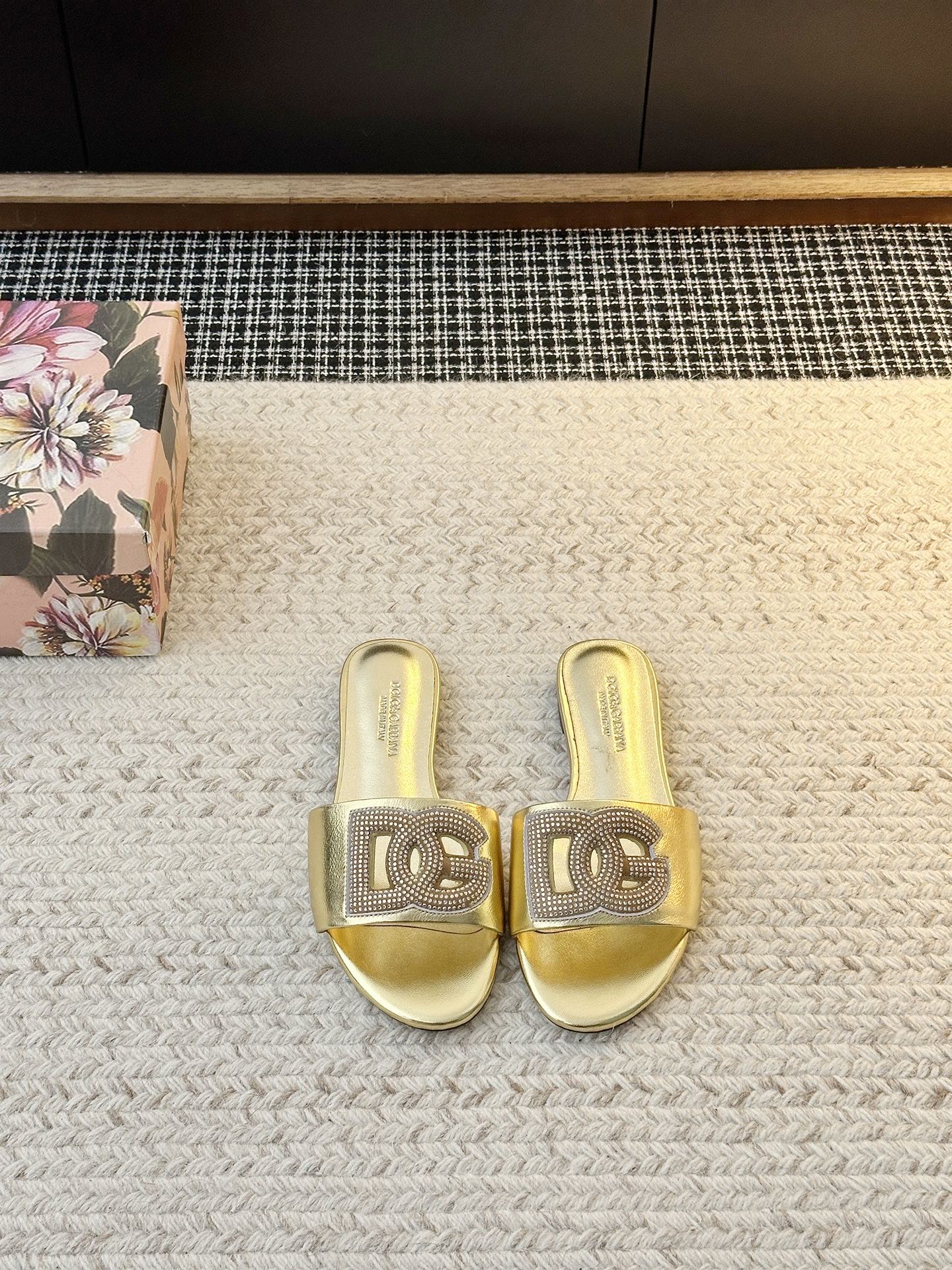NO:870431,[& Diamond Sandals] The gene of elegant encounter - this pair of shoes is the embodiment of 'never going out of style' and a 'textbook of aura'. Like an elegant sharp blade, it instantly lengthens the leg line; the curvature of the shoe shape that fits the arch of the foot hides engineering ingenuity - it provides the confidence to stand firm and the swaying style. Because a true classic is never a stereotyped symbol, but a rigid symbol.  The magic of 'you can instantly find confidence whenever you put it on'. When you put it in the shoe cabinet, it is like holding an 'elegance perpetual ticket' - it is always waiting for you, crowning your ambition at any time. The upper material is pebbled cowhide/first layer cowhide, the lining material is sheepskin, and the sole material is original molded leather sole.  Choose shoe sizes 35-42 (35.42 non-refundable), slippers, slippers, cowhide, sheepskin19860909【& 钻饰凉拖鞋】 优雅邂逅&的基因——这双鞋,是「永不过时」的具象化,更是「气场教科书」. 像一把优雅的利刃,瞬间拉长腿部线条；鞋型贴合足弓的弧度藏着工学巧思—— 站稳的底气,和摇曳的风情,它都给足了 . 因为真正的经典,从不是刻板的符号,而是 「无论何时穿上,都能瞬间找到底气」的魔法 . 当你把它放进鞋柜,就像握住了一张「优雅永动券」—— 它永远在等你,随时为你的野心加冕. 鞋面材质头层荔枝纹牛皮/头层牛皮 鞋里材质羊皮 鞋底材质原版开模真皮底 鞋码选购35-42（35.42不退换）,拖鞋,slippers,cowhide,sheepskin,Women's Shoes
