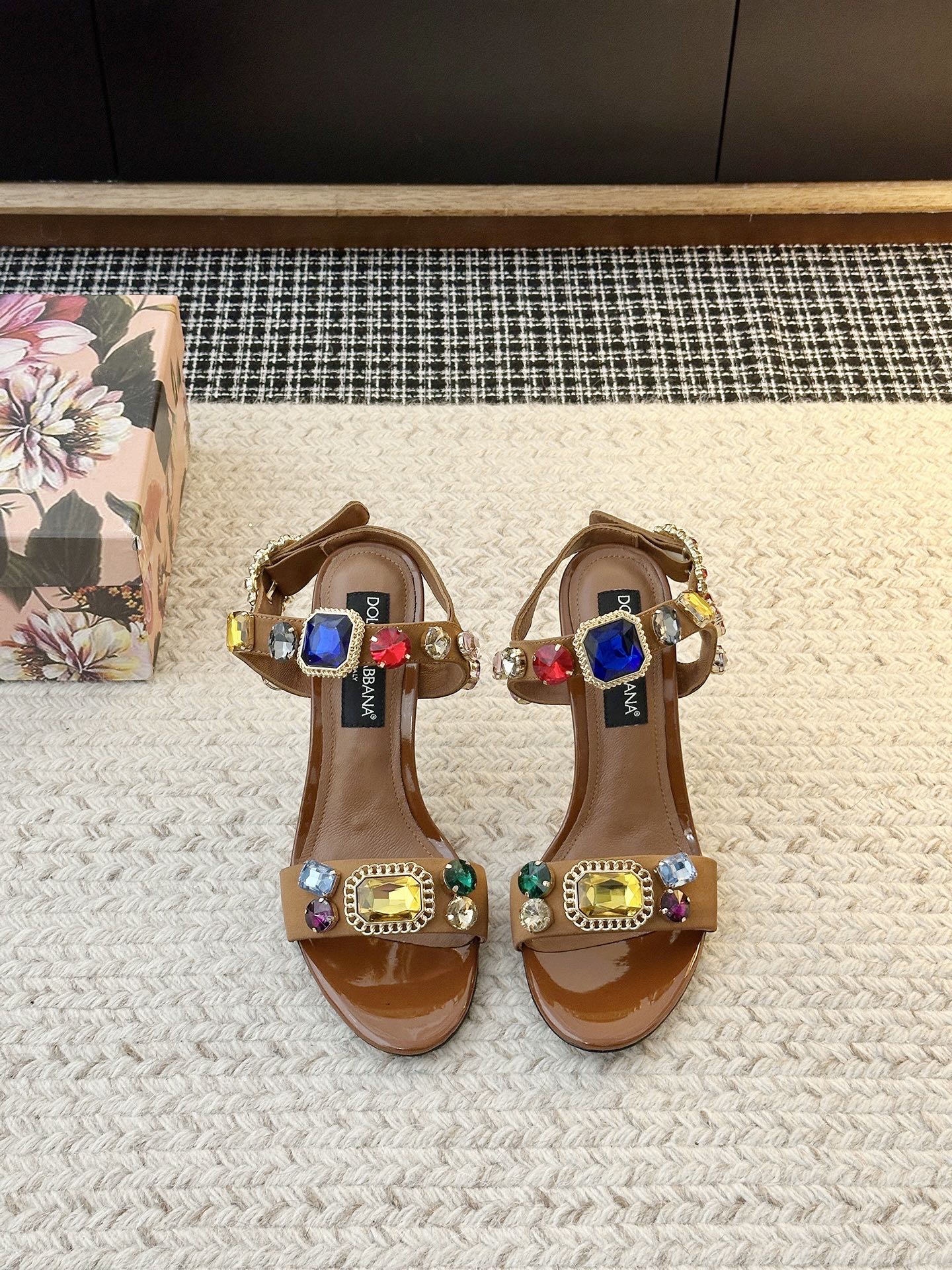 NO:870398,[& High-heeled rhinestone sandals] When the elegance of stilettos meets the genes of ’ this pair of shoes is the embodiment of 'timeless' and a 'textbook of aura'. The patent leather that has been repeatedly polished is like flowing liquid metal, the coldness of black, the heat of red, the purity of white... Every touch of luster carries 'effortless nobility', even in the dark, it can reflect a breathtaking sense of presence.  The precisely cut tip is like an elegant sharp blade, instantly elongating the leg line; the curvature of the shoe shape that fits the arch of the foot hides engineering ingenuity - it gives you the confidence to stand firmly and the swaying style. Because a true classic is never a rigid symbol, but the magic of 'you can instantly find confidence no matter when you put it on'. When you put it in the shoe cabinet, it is like holding an 'elegant perpetual coupon' -  It is always waiting for you, crowning your ambition at any time. Upper material: cow patent leather/silk/original customized diamond ornaments; shoe lining material: sheepskin; sole material: original molded leather sole; choose heel height 6.5CM 10CM [picture is 10CM] choose shoe size 35-42 (35.42 non-refundable), high-heeled sandals, sandals, high heels, sheepskin19860909【& 高跟水钻凉鞋】 当细高跟的优雅邂逅&的基因——这双鞋,是「永不过时」的具象化,更是「气场教科书」. 经过反复打磨的漆皮,如流动的液态金属,黑的冷冽、红的炽热、白的纯净……每一抹光泽都带着「毫不费力的贵气」,哪怕在昏暗里,也能折射出摄人的存在感. 精准切割的尖头,像一把优雅的利刃,瞬间拉长腿部线条；鞋型贴合足弓的弧度藏着工学巧思—— 站稳的底气,和摇曳的风情,它都给足了 . 因为真正的经典,从不是刻板的符号,而是 「无论何时穿上,都能瞬间找到底气」的魔法 . 当你把它放进鞋柜,就像握住了一张「优雅永动券」—— 它永远在等你,随时为你的野心加冕. 鞋面材质头层牛漆皮/丝绸/原版定制钻饰 鞋里材质羊皮 鞋底材质原版开模真皮底 跟高选择6.5CM 10CM【图片为10CM】 鞋码选购35-42（35.42不退换）,高跟鞋凉鞋,sandals,high heels,sheepskin,Women's Shoes