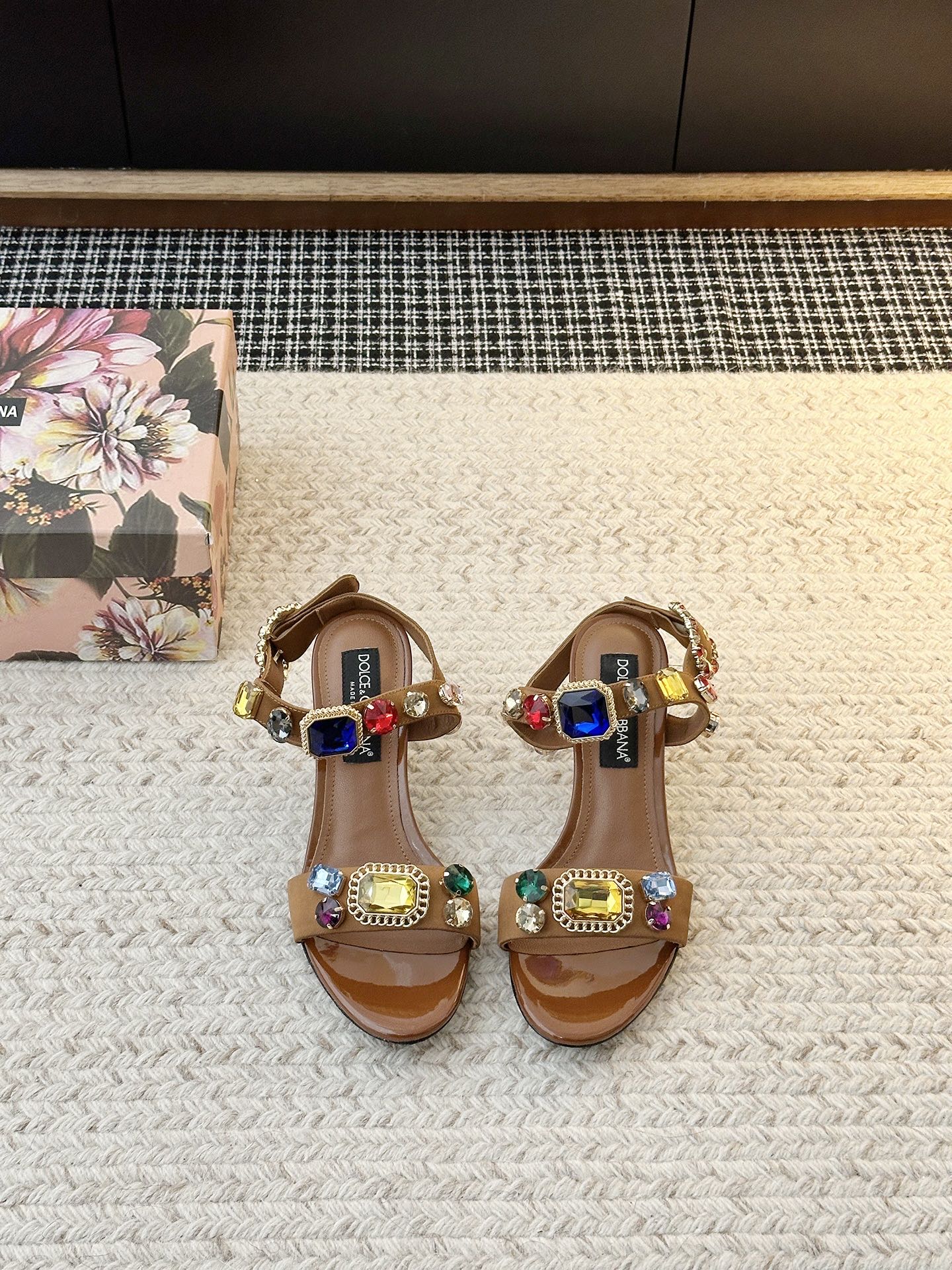 NO:870405,[& High-heeled rhinestone sandals] When the elegance of stilettos meets the genes of ’ this pair of shoes is the embodiment of 'timeless' and a 'textbook of aura'. The patent leather that has been repeatedly polished is like flowing liquid metal, the coldness of black, the heat of red, the purity of white... Every touch of luster carries 'effortless nobility', even in the dark, it can reflect a breathtaking sense of presence.  The precisely cut tip is like an elegant sharp blade, instantly elongating the leg line; the curvature of the shoe shape that fits the arch of the foot hides engineering ingenuity - it gives you the confidence to stand firmly and the swaying style. Because a true classic is never a rigid symbol, but the magic of 'you can instantly find confidence no matter when you put it on'. When you put it in the shoe cabinet, it is like holding an 'elegant perpetual coupon' -  It is always waiting for you, crowning your ambition at any time. Upper material: cow patent leather/silk/original customized diamond ornaments; shoe lining material: sheepskin; sole material: original molded leather sole; choose heel height 6.5CM 10CM [picture is 6.5CM] choose shoe size 35-42 (35.42 non-refundable), high-heeled sandals, sandals, high heels, sheepskin19860909【& 高跟水钻凉鞋】 当细高跟的优雅邂逅&的基因——这双鞋,是「永不过时」的具象化,更是「气场教科书」. 经过反复打磨的漆皮,如流动的液态金属,黑的冷冽、红的炽热、白的纯净……每一抹光泽都带着「毫不费力的贵气」,哪怕在昏暗里,也能折射出摄人的存在感. 精准切割的尖头,像一把优雅的利刃,瞬间拉长腿部线条；鞋型贴合足弓的弧度藏着工学巧思—— 站稳的底气,和摇曳的风情,它都给足了 . 因为真正的经典,从不是刻板的符号,而是 「无论何时穿上,都能瞬间找到底气」的魔法 . 当你把它放进鞋柜,就像握住了一张「优雅永动券」—— 它永远在等你,随时为你的野心加冕. 鞋面材质头层牛漆皮/丝绸/原版定制钻饰 鞋里材质羊皮 鞋底材质原版开模真皮底 跟高选择6.5CM 10CM【图片为6.5CM】 鞋码选购35-42（35.42不退换）,高跟鞋凉鞋,sandals,high heels,sheepskin,Women's Shoes