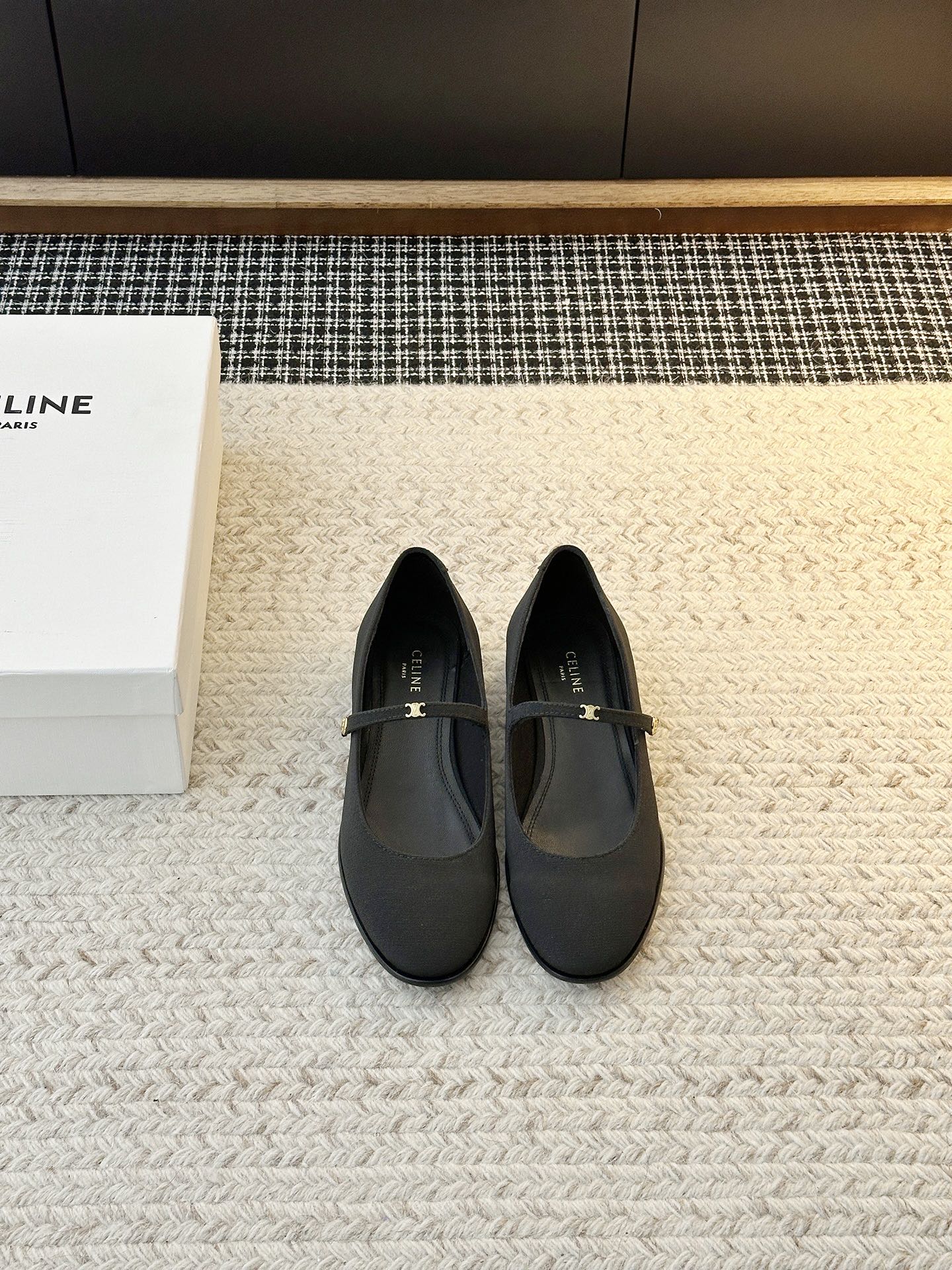 NO:870389,〖〗Arc de Triomphe Mary Jane shoes, once you wear them, you can’t take them off!  It can be worn in all seasons, and it looks great when worn with socks. It can be worn in retro college style or hot girl style, and it is a good tool for slimming down. High-looking single shoes. The upper material is original custom fabric/first-layer cowhide. The shoe lining is made of sheepskin. The sole material is genuine leather. Available sizes are 35-40 (40 is custom-made and cannot be returned or exchanged), mary jane, mary jane, cowhide, sheepskin, socks.19860909〖〗凯旋门玛丽珍单鞋,穿了就脱不下来！四季都能穿,搭配袜子穿就很绝,可复古学院风也可辣妹风,显瘦一把好手.高颜值的单鞋 鞋面材质原版定制布料/头层牛皮 鞋里材质羊皮 鞋底材质真皮底 可选尺码35-40(40定做不退换),玛丽珍,mary jane,cowhide,sheepskin,socks,Women's Shoes