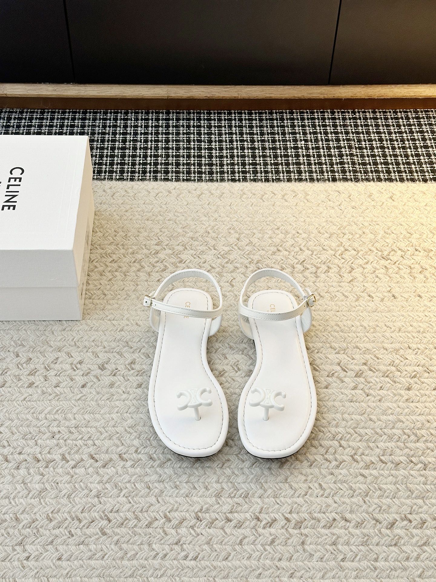 NO:870380,〖〗SS new product Silin retro Roman sandals, no pressure in and out of the counter, heavy-duty version, refuse to look at fake low-quality goods. Original last shape, debugged N times, this shoe is absolutely Vintage retro style. The upper material is imported cowhide, the inner material is calfskin, the sole material is genuine leather, shoe size 35-40 (41 custom-made, non-returnable) full package, split-toe shoes, sandals, cowhide19860909〖〗SS新品思琳复古罗马凉鞋 进出专柜无压力,重工版,拒绝一眼假low货 原版楦型,调试N次、这款上脚绝对Vintage复古风味十足 鞋面材质头层进口牛皮 鞋里材质小牛皮 鞋底材质真皮底 鞋码35-40(41定做不退换)全套包装,分趾鞋,sandals,cowhide,Women's Shoes
