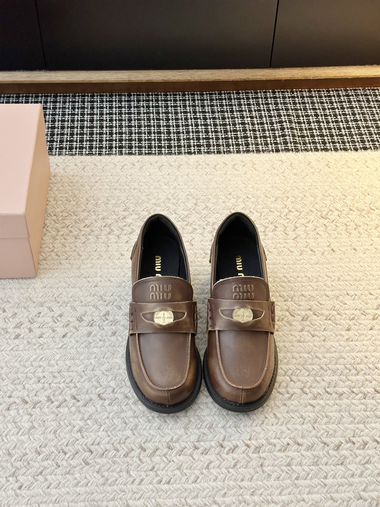 NO:870364,Coin loafers This is a pair of delicate loafers that can be matched with various clothes. They look good with black socks and white socks. They are not heavy on the feet and are very comfortable. They have a retro feel and a college atmosphere. They are especially suitable for small suits. Upper material: open edge beaded cowhide. Shoe lining material: sheepskin. Sole material: original rubber combination sole.  Purchase size: 35-40 (40.41 customization is not returnable), loafers, sandals, loafers, sandals, cowhide, sheepskin19860909钱币乐福鞋 这是一双秀气的乐福鞋,可以搭配各种衣服,搭配黑袜白袜都好看,不重脚感也很舒服.又有复古感又有学院气息 特别适合搭配小套装 鞋面材质:开边珠牛皮 鞋里材质:羊皮 鞋底材质:原版橡胶组合底 选购尺码:35-40（40.41定制不退换）,乐福鞋凉鞋,loafers,sandals,cowhide,sheepskin,Women's Shoes