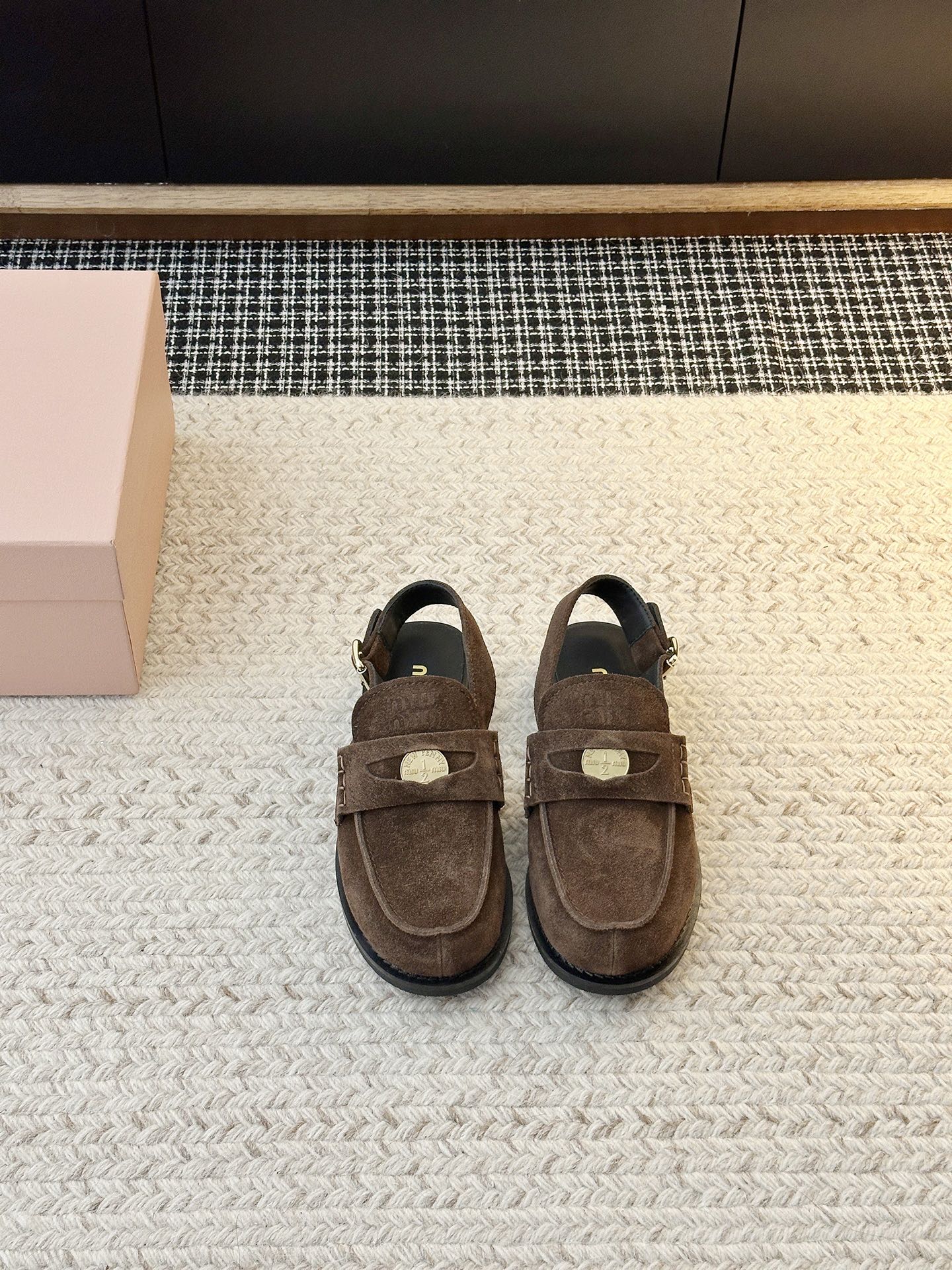 NO:870372,Coin Sandals This is a pair of delicate loafers that can be matched with various clothes. They look good with black socks and white socks. They are not heavy on the feet and are very comfortable. They have a retro feel and a college atmosphere. They are especially suitable for small suits. Upper material: open edge beaded cowhide. Insole material: sheepskin. Sole material: original rubber combination sole.  Purchase size: 35-40 (40.41 customization is not returnable), loafers, sandals, loafers, sandals, cowhide, sheepskin19860909钱币凉拖 这是一双秀气的乐福鞋,可以搭配各种衣服,搭配黑袜白袜都好看,不重脚感也很舒服.又有复古感又有学院气息 特别适合搭配小套装 鞋面材质:开边珠牛皮 鞋里材质:羊皮 鞋底材质:原版橡胶组合底 选购尺码:35-40（40.41定制不退换）,乐福鞋凉鞋,loafers,sandals,cowhide,sheepskin,Women's Shoes