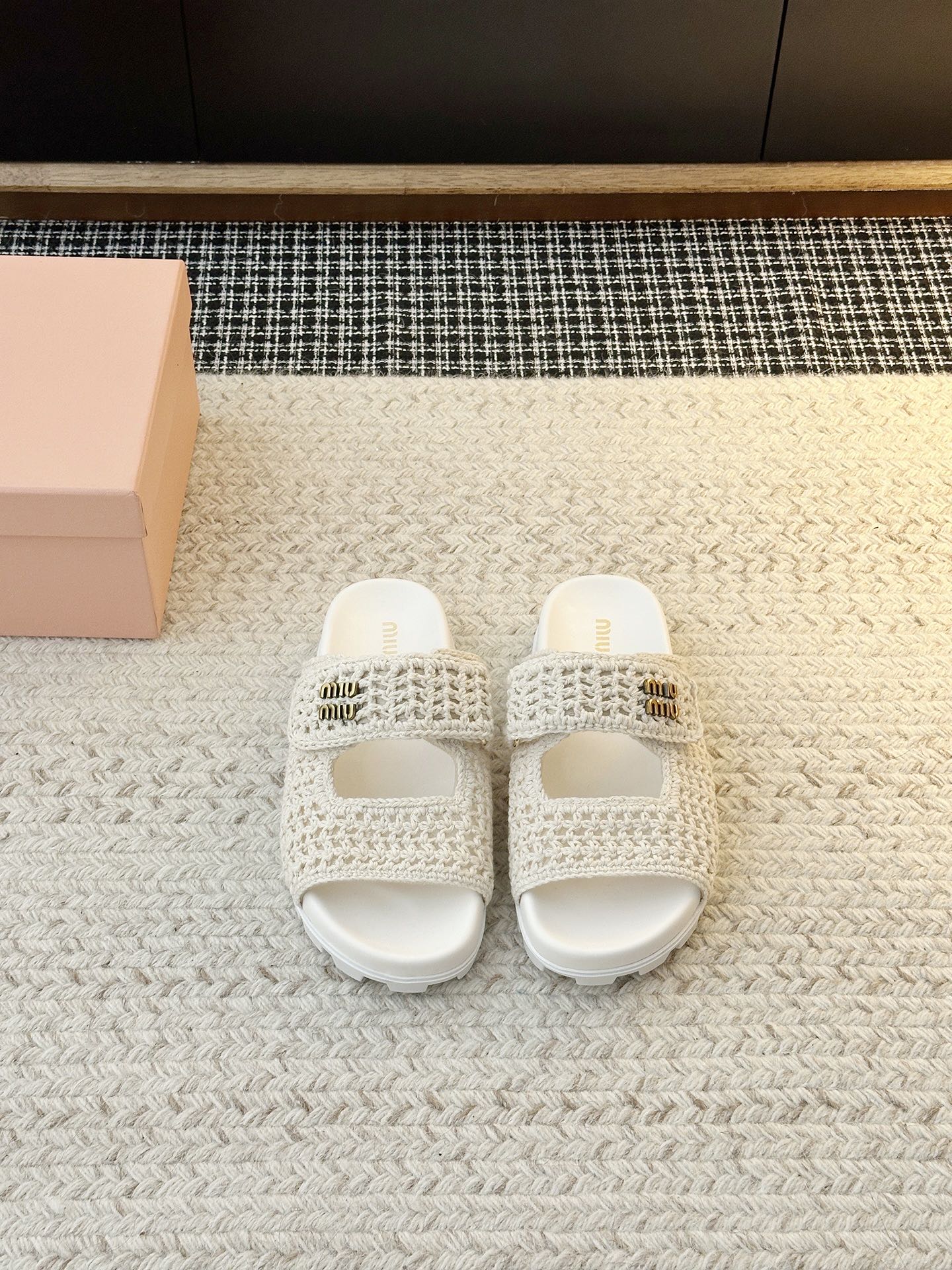 NO:870336,New Velcro woven sandals Raffia Velcro sandals, there are many sandals of the same material, extremely comfortable, full of holiday style. Upper material is original woven fabric. Shoe lining is made of sheepskin. Sole material: original leather rubber combined sole. Available sizes 35-40 (40 customized), slippers, sandals, slippers, sheepskin19860909新款魔术贴编织凉鞋 拉菲草魔术贴凉鞋,出了好多材质同款凉鞋,舒适度爆棚,度假风满满 鞋面材质原版编织布料 鞋里材质羊皮 鞋底材质:原版真皮橡胶组合底 可选尺码35-40（40定制）,拖鞋,sandals,slippers,sheepskin,Women's Shoes
