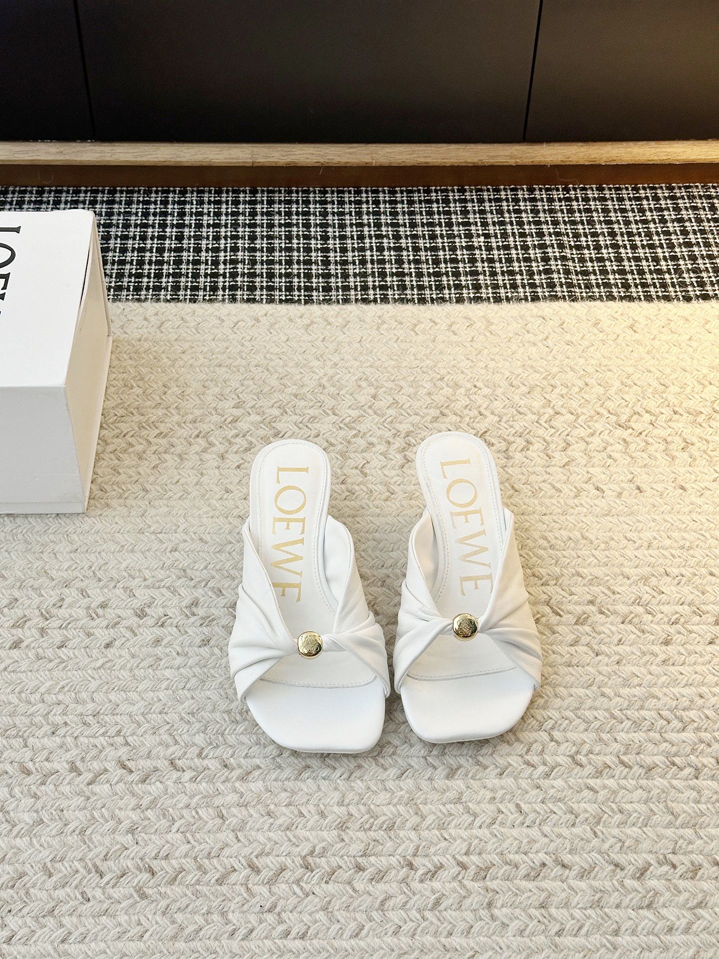 NO:870345,[Loewe] candy-colored sandals, original 1:1 development, sometimes easy to wear with personality. The color is awesome. The upper material is water-dyed environmentally friendly sheep leather. The inner material is water-dyed environmentally friendly sheep lining. The sole material is original TPU outsole. Shoe size is 35-39 (40.41 customization is not returnable), slippers, loewe, sandals, slippers, sheepskin19860909【罗意威】糖果色凉鞋 ,原版1:1开发,时而个性好穿 颜色超赞 鞋面材质头层水染环保绵羊皮 鞋里材质头层水染环保绵羊里 鞋底材质原版TPU大底 鞋码选购35-39（40.41定制不退换）,拖鞋,loewe,sandals,slippers,sheepskin,Women's Shoes