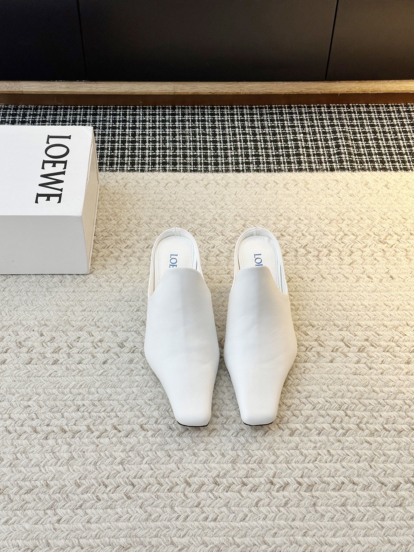 NO:870326,Luo Yiwei spring and summer square toe slippers. Super fairy and easy to wear slippers. The texture is very good. They are light and follow the feet~~ The simple design of Crazy Grass makes you remember it. The color is also very attractive and beautiful. It is full of temperament and aura when you put it on your feet. It is incomparably handsome and stylish. Upper material: cowhide. Inner material: sheepskin. Sole material: genuine leather outsole.  Shoe size selection: women's 35-41 (40.41 customized), half-slip heels, loewe, high heels, slippers, cowhide, sheepskin, Leather soles19860909罗意威春夏方头拖鞋 超级仙超好穿的拖鞋整个质感非常棒 轻便也很跟脚～～疯狂种草简约设计感觉更干净优雅让你念念不忘 颜色也很耐看漂亮,上脚瞬间气质十足气场,简直无敌帅气有型 鞋面材质:牛皮 鞋里材质:羊皮 鞋底材质:真皮大底 鞋码选购:女款35-41(40.41定制）,半拖高跟鞋,loewe,high heels,slippers,cowhide,sheepskin,Leather soles,Women's Shoes