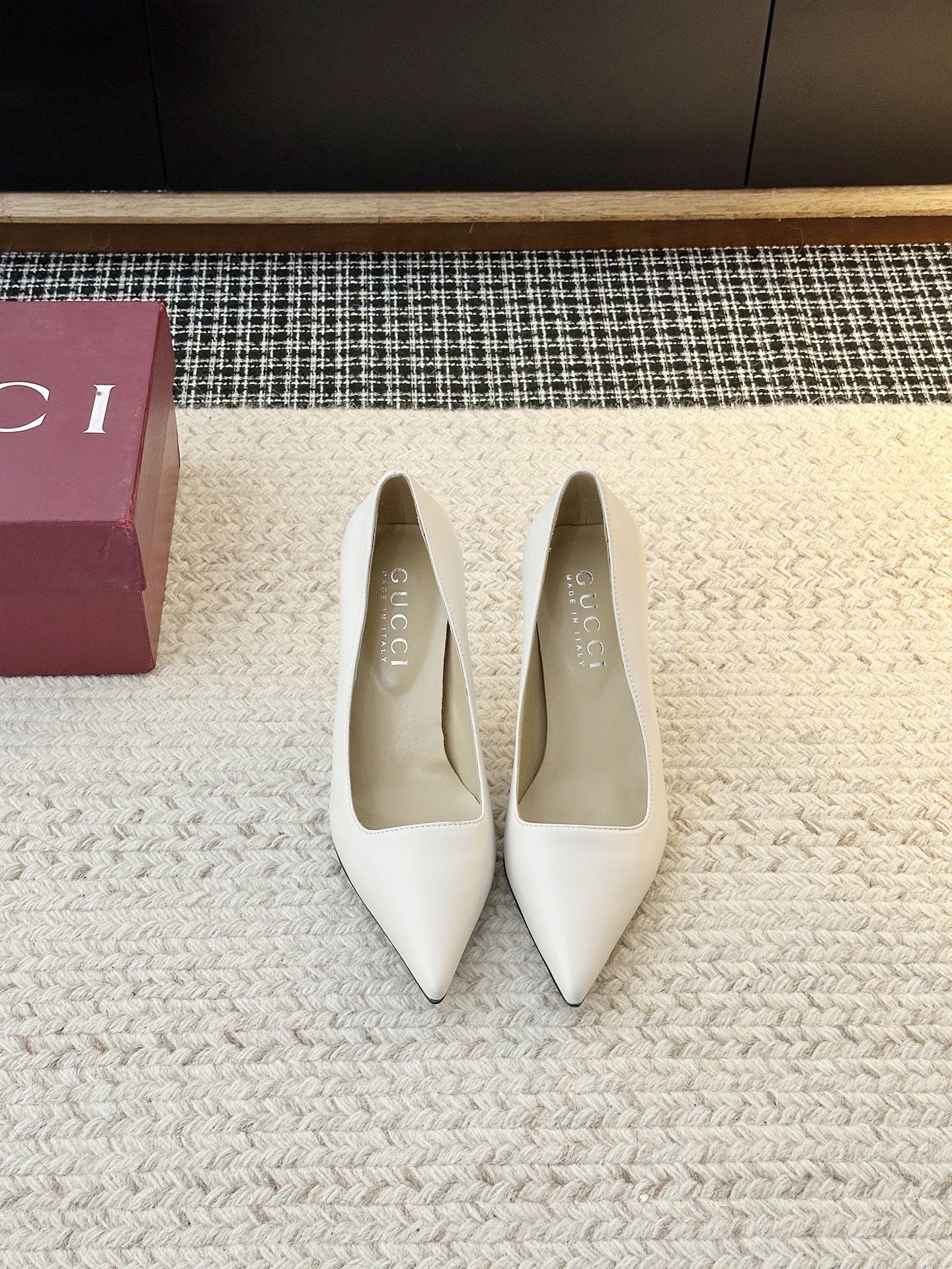 NO:870315,Gucci's new pointed-toe high-heeled shoes. Wear them to fully open up your aura and soar your confidence. Whether you are commuting to the workplace or going on a date and shopping, a pair of elegant high-heeled shoes can make you the center of attention. Instantly lengthen your leg lines, and your little person will become 1.8 meters tall in seconds!  It is elegant with skirts and smart with trousers, and can easily control various styles~ Upper material is cow patent leather/original cloth/first-layer cowhide. Shoe lining material is sheepskin. Sole material is original open-molded leather sole. Original electroplated metal heel. Heel height selection 8.5CM. Shoe size selection 35-42 (40.41.42 non-returnable), high heels, single shoes, high heels, skirts, cowhide, sheepskin19860909古奇新款尖头高跟鞋 穿上它,气场全开,自信飙升～无论是职场通勤还是约会逛街,一双气质款高跟鞋都能让你成为焦点.瞬间拉长腿部线条,小个子秒变一米八！配裙装优雅,搭裤装干练,轻松驾驭各种风格～ 鞋面材质牛漆皮/原版布面/头层牛皮 鞋里材质羊皮 鞋底材质原版开模真皮底.原板电渡金属跟 跟高选择8.5CM 鞋码选购35-42（40.41.42不退换）,高跟鞋单鞋,high heels,skirts,cowhide,sheepskin,Women's Shoes
