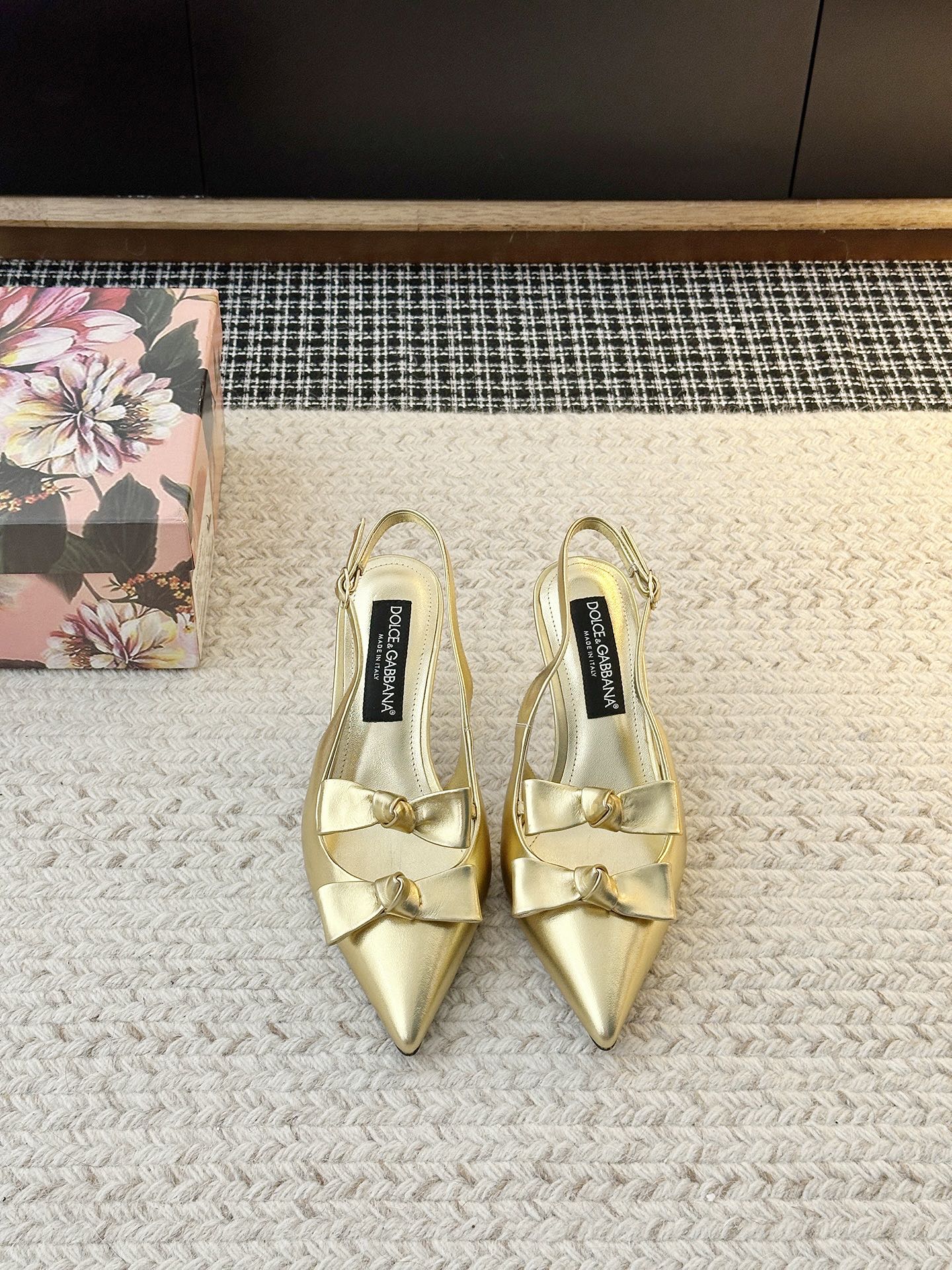 NO:870396,[& High-heeled bow sandals] When the elegance of stilettos meets the genes of ', these shoes are the embodiment of 'never going out of style' and a 'textbook of aura'. The patent leather that has been repeatedly polished is like flowing liquid metal, the coldness of black, the heat of red, the purity of white... Every touch of luster carries 'effortless nobility', even in the dark, it can reflect an attractive sense of presence.  The precisely cut tip is like an elegant sharp blade, instantly elongating the leg line; the curvature of the shoe shape that fits the arch of the foot hides engineering ingenuity - it gives you the confidence to stand firmly and the swaying style. Because a true classic is never a rigid symbol, but the magic of 'you can instantly find confidence no matter when you put it on'. When you put it in the shoe cabinet, it is like holding an 'elegant perpetual coupon' -  It is always waiting for you, crowning your ambition at any time. The material of the upper is cow patent leather. The material of the shoe is sheepskin. The material of the sole is original molded leather sole. Heel height selection: 6.5CM 10CM. Shoe size selection: 35-42 (35.42 non-refundable), high-heeled sandals, sandals, high heels, sheepskin19860909【& 高跟蝴蝶结凉鞋】 当细高跟的优雅邂逅&的基因——这双鞋,是「永不过时」的具象化,更是「气场教科书」. 经过反复打磨的漆皮,如流动的液态金属,黑的冷冽、红的炽热、白的纯净……每一抹光泽都带着「毫不费力的贵气」,哪怕在昏暗里,也能折射出摄人的存在感. 精准切割的尖头,像一把优雅的利刃,瞬间拉长腿部线条；鞋型贴合足弓的弧度藏着工学巧思—— 站稳的底气,和摇曳的风情,它都给足了 . 因为真正的经典,从不是刻板的符号,而是 「无论何时穿上,都能瞬间找到底气」的魔法 . 当你把它放进鞋柜,就像握住了一张「优雅永动券」—— 它永远在等你,随时为你的野心加冕. 鞋面材质头层牛漆皮 鞋里材质羊皮 鞋底材质原版开模真皮底 跟高选择6.5CM 10CM 鞋码选购35-42（35.42不退换）,高跟鞋凉鞋,sandals,high heels,sheepskin,Women's Shoes