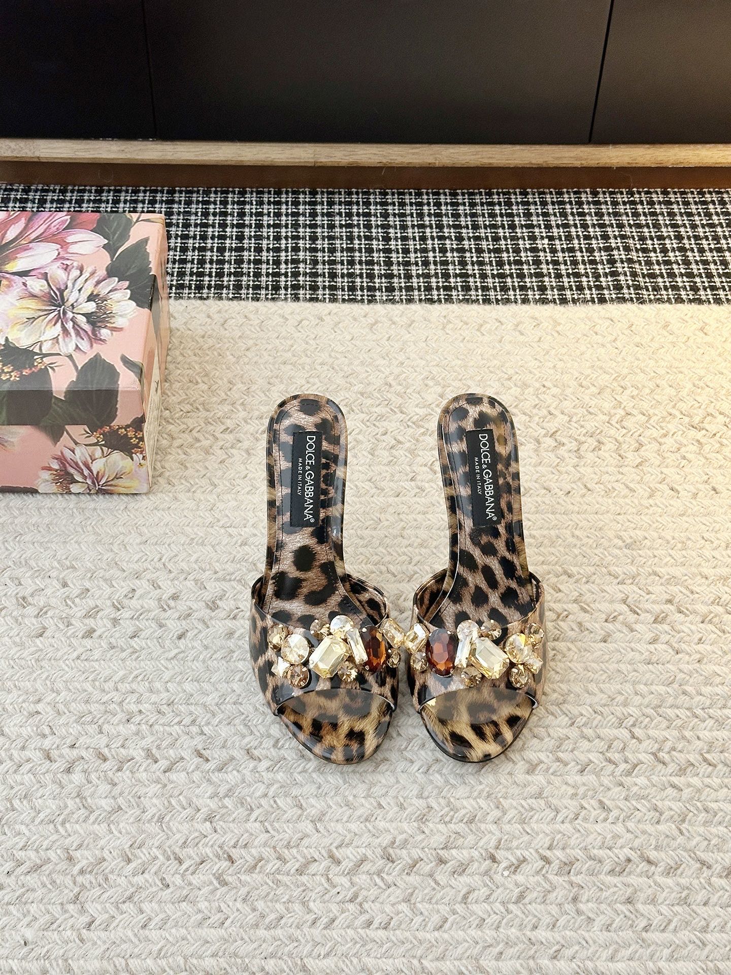 NO:870387,[& High-heeled rhinestone sandals] When the elegance of stilettos meets the genes of ’ this pair of shoes is the embodiment of 'timeless' and a 'textbook of aura'. The patent leather that has been repeatedly polished is like flowing liquid metal, the coldness of black, the heat of red, the purity of white... Every touch of luster carries 'effortless nobility', even in the dark, it can reflect a breathtaking sense of presence.  The precisely cut tip is like an elegant sharp blade, instantly elongating the leg line; the curvature of the shoe shape that fits the arch of the foot hides engineering ingenuity - it gives you the confidence to stand firmly and the swaying style. Because a true classic is never a rigid symbol, but the magic of 'you can instantly find confidence no matter when you put it on'. When you put it in the shoe cabinet, it is like holding an 'elegant perpetual coupon' -  It is always waiting for you, crowning your ambition at any time. The material of the upper is cowhide, the material of the shoe is sheepskin, the material of the sole is original molded leather sole, the heel height is 6.5CM 10CM, the shoe size is 35-42 (35.42 is non-refundable), high-heeled shoes, sandals, high heels, slippers, cowhide, sheepskin19860909【& 高跟水钻凉鞋】 当细高跟的优雅邂逅&的基因——这双鞋,是「永不过时」的具象化,更是「气场教科书」. 经过反复打磨的漆皮,如流动的液态金属,黑的冷冽、红的炽热、白的纯净……每一抹光泽都带着「毫不费力的贵气」,哪怕在昏暗里,也能折射出摄人的存在感. 精准切割的尖头,像一把优雅的利刃,瞬间拉长腿部线条；鞋型贴合足弓的弧度藏着工学巧思—— 站稳的底气,和摇曳的风情,它都给足了 . 因为真正的经典,从不是刻板的符号,而是 「无论何时穿上,都能瞬间找到底气」的魔法 . 当你把它放进鞋柜,就像握住了一张「优雅永动券」—— 它永远在等你,随时为你的野心加冕. 鞋面材质头层牛皮 鞋里材质羊皮 鞋底材质原版开模真皮底 跟高选择6.5CM 10CM 鞋码选购35-42（35.42不退换）,高跟鞋拖鞋,sandals,high heels,slippers,cowhide,sheepskin,Women's Shoes
