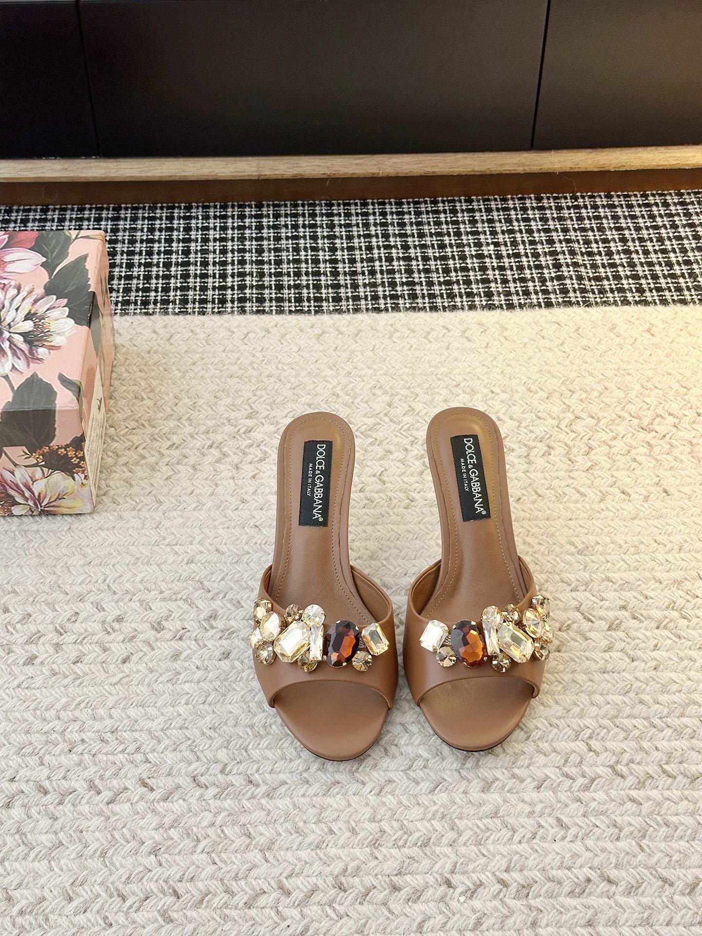 NO:870378,[& High-heeled rhinestone sandals] When the elegance of stilettos meets the genes of ’ this pair of shoes is the embodiment of 'timeless' and a 'textbook of aura'. The patent leather that has been repeatedly polished is like flowing liquid metal, the coldness of black, the heat of red, the purity of white... Every touch of luster carries 'effortless nobility', even in the dark, it can reflect a breathtaking sense of presence.  The precisely cut tip is like an elegant sharp blade, instantly elongating the leg line; the curvature of the shoe shape that fits the arch of the foot hides engineering ingenuity - it gives you the confidence to stand firmly and the swaying style. Because a true classic is never a rigid symbol, but the magic of 'you can instantly find confidence no matter when you put it on'. When you put it in the shoe cabinet, it is like holding an 'elegant perpetual coupon' -  It is always waiting for you, crowning your ambition at any time. The material of the upper is cowhide, the material of the shoe is sheepskin, the material of the sole is original molded leather sole, the heel height is 6.5CM 10CM [picture 6.5CM], the shoe size is 35-42 (35.42 is non-refundable), high-heeled shoes, sandals, high heels, slippers, cowhide, sheepskin19860909【& 高跟水钻凉鞋】 当细高跟的优雅邂逅&的基因——这双鞋,是「永不过时」的具象化,更是「气场教科书」. 经过反复打磨的漆皮,如流动的液态金属,黑的冷冽、红的炽热、白的纯净……每一抹光泽都带着「毫不费力的贵气」,哪怕在昏暗里,也能折射出摄人的存在感. 精准切割的尖头,像一把优雅的利刃,瞬间拉长腿部线条；鞋型贴合足弓的弧度藏着工学巧思—— 站稳的底气,和摇曳的风情,它都给足了 . 因为真正的经典,从不是刻板的符号,而是 「无论何时穿上,都能瞬间找到底气」的魔法 . 当你把它放进鞋柜,就像握住了一张「优雅永动券」—— 它永远在等你,随时为你的野心加冕. 鞋面材质头层牛皮 鞋里材质羊皮 鞋底材质原版开模真皮底 跟高选择6.5CM 10CM【图片6.5CM】 鞋码选购35-42（35.42不退换）,高跟鞋拖鞋,sandals,high heels,slippers,cowhide,sheepskin,Women's Shoes