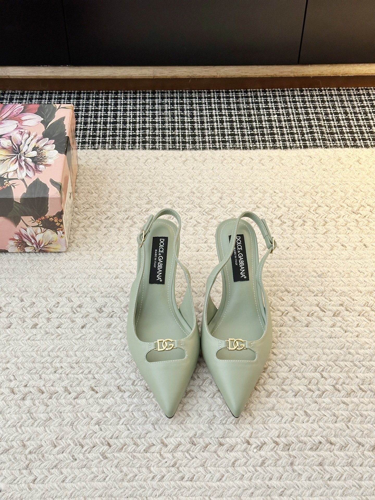 NO:868986,[& Dolce & Gabbana pointed-toe high heels] & The Italian romantic aesthetics of Dolce & Gabbana's silk sandal series collide with the classic and modern lines, with a visible sense of luxury, which is directly reflected in the Dolce & Gabbana show. Dolce & Gabbana's design always combines classicism and modern style and is creative and romantic. Baroque style Baroque palace style Italian aesthetics The beautiful legend of Sicily Fabric material First-layer cowhide Inner material sheepskin Outsole material Original leather outsole Heel height [6.5CM  10CM] Picture heel height 6.5CM, optional sizes 35-42 (35.42 customization is not returnable), sandals, Dolce&Gabbana, sandals, high heels, cowhide, sheepskin, real silk, Leather soles19860909【& 杜嘉班纳尖头高跟鞋】 &古典与现代碰撞出的意式浪漫美学杜嘉班纳真丝系列凉鞋线条,看得到的高级感, 杜嘉班纳秀场直击,杜嘉班纳的设计总是结合古典主义与现代风格并具备创意、浪漫 巴洛克风格 巴洛克宫廷风 意式美学西西里美丽的传说 面料材质头层牛皮 内里材质羊皮 大底材质原版真皮大底 跟高【6.5CM 10CM】图片跟高6.5CM 可选码数35-42（35.42定制不退换）,凉鞋,Dolce&Gabbana,sandals,high heels,cowhide,sheepskin,real silk,Leather soles,Women's Shoes