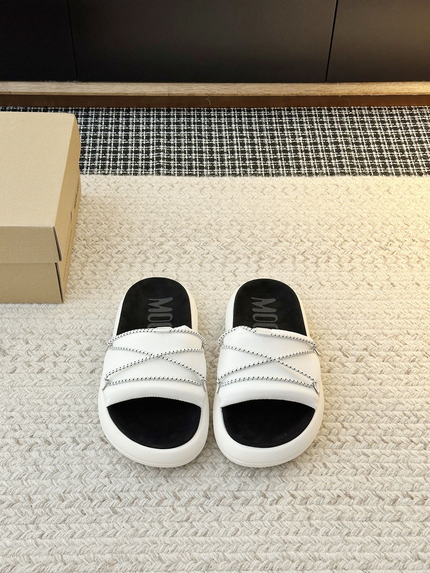 NO:870343,Thick-soled slippers are designed with retro sandals as inspiration, and the childlike colors rejuvenate! The entire shoe is breathable and comfortable, the knitted wool upper is lightweight, and the upper joints are wrapped with soft and luxurious sheepskin inlays, which adds more taste and attitude! The upper material is original custom fabric/strap craftsmanship. The lining material is original custom fabric. The insole material is original custom cashmere. Sole material: original open-molded TPU foam molded bottom.  Available sizes 35-40 (40 customized), slippers, sandals, slippers, sheepskin19860909厚底拖鞋 以复古凉鞋为设计灵感,童趣 的色彩焕发青春活力! 整个鞋子透气舒适,织毛鞋面自重轻盈,鞋帮 拼接处以柔软奢华的羊皮镶嵌包裹,更具品味与态度喔! 鞋面材质原版定制织布/绑带工艺 鞋里材质原版定制织布 鞋垫材质原版定制羊绒 鞋底材质:原版开模TPU发泡成型底 可选尺码35-40（40定制）,拖鞋,sandals,slippers,sheepskin,Women's Shoes