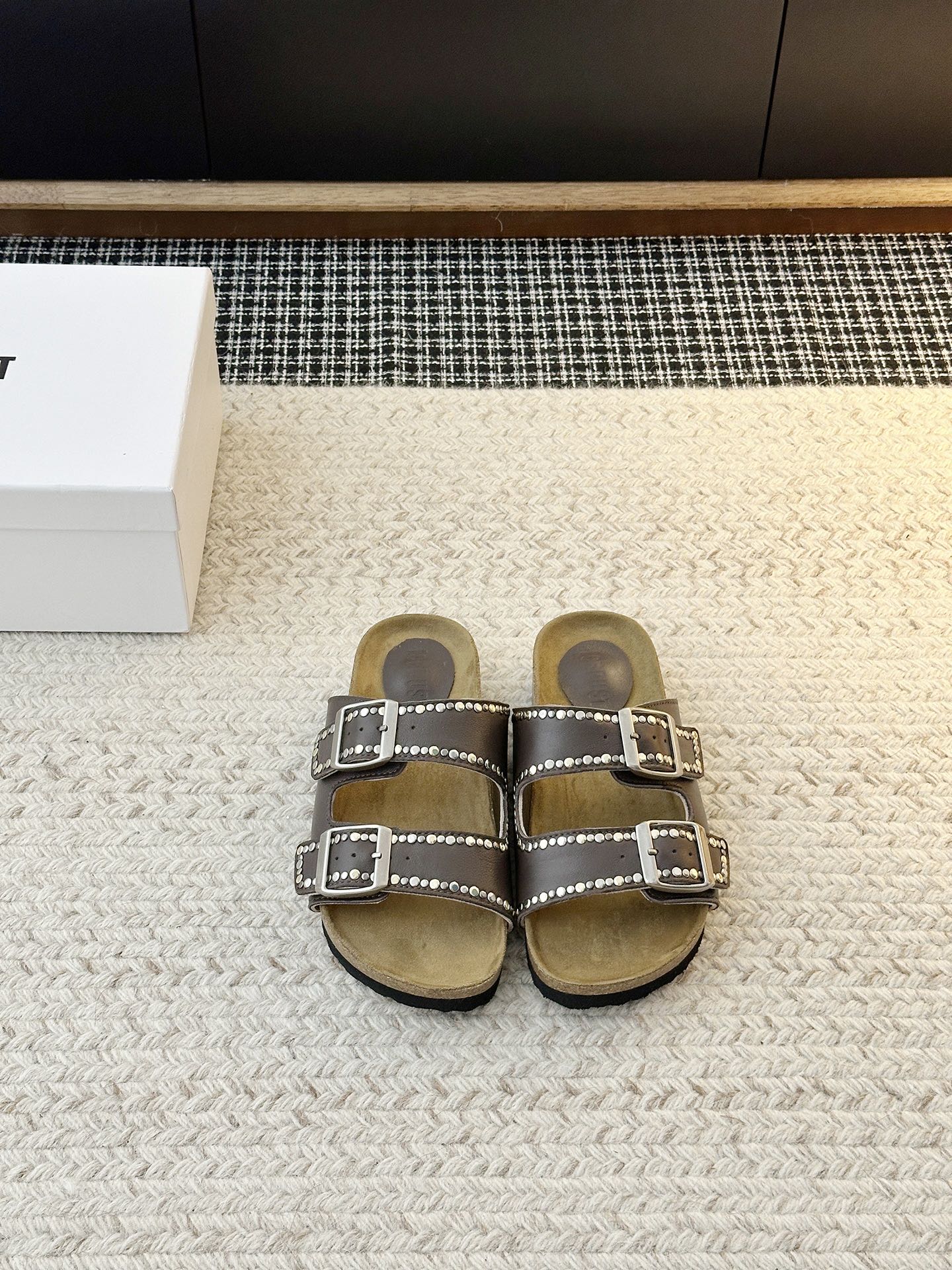 NO:870352,Thick-soled rivet sandals with round toes are very hard to buy at counters. They look hard, but they are actually very soft and easy to wear!  The feet feel great!  No matter whether your legs are thick or thin, you can still wear them to make your legs look loose and straight!  !  Full of punk style!  Upper material: original customized cowhide/willow nail craftsmanship; shoe lining material: original customized cowhide; sole material: original molded combination sole 3CM; optional sizes 35-40 (40 customized), slippers, slippers, cowhide19860909圆头厚底柳钉凉拖 专柜非常难买 看着很硬的样子 其实非常软巨好穿！脚感超赞！ 不管腿粗腿细 都能穿出宽松感而且非常显腿直！！朋克风十足！ 鞋面材质原版定制牛皮/柳钉工艺 鞋里材质原版定制牛绒 鞋底材质:原版开模组合底3CM 可选尺码35-40（40定制）,拖鞋,slippers,cowhide,Women's Shoes