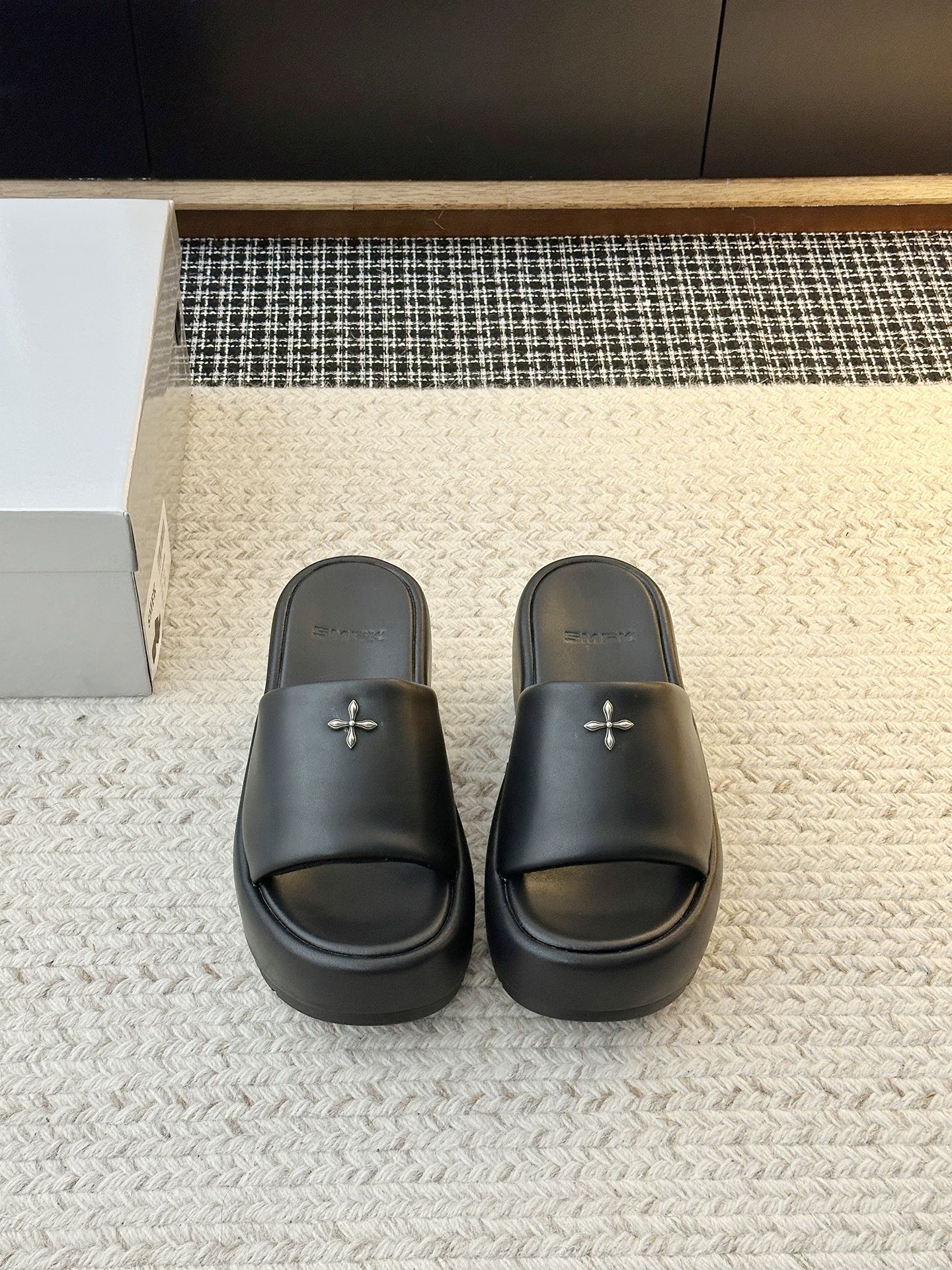 NO:870362,The new shoes, cowhide high-heeled slippers, continue the high-heeled version of the brand's classic slippers BUMPER, with lightweight soles. They are mainly boxing-style thick-soled sneakers and high-heeled boots, with a small amount of high-heeled slippers and newly developed flat slippers, representing the three main brand scenes of sports, fashion and vacation respectively. The upper material is original first-layer cowhide. The lining material is original custom woven fabric. The insole material is original custom leather. Sole material: original molded sole.  Available sizes 35-40 (40 customized), slippers, boots, high heels, sneakers, slippers, cowhide19860909新品鞋履牛皮高跟拖鞋 延续品牌经典拖鞋BUMPER的高跟版本, 鞋底轻量化处理,以拳击风格的厚底运动鞋,和高跟鞋靴为主,少量搭配高跟拖鞋和新开发的平底拖鞋,分别代表运动,时装和度假三个品牌主要场景. 鞋面材质原版头层牛皮 鞋里材质原版定制织布 鞋垫材质原版定制皮 鞋底材质:原版开模底 可选尺码35-40（40定制）,拖鞋,boots,high heels,sneakers,slippers,cowhide,Women's Shoes