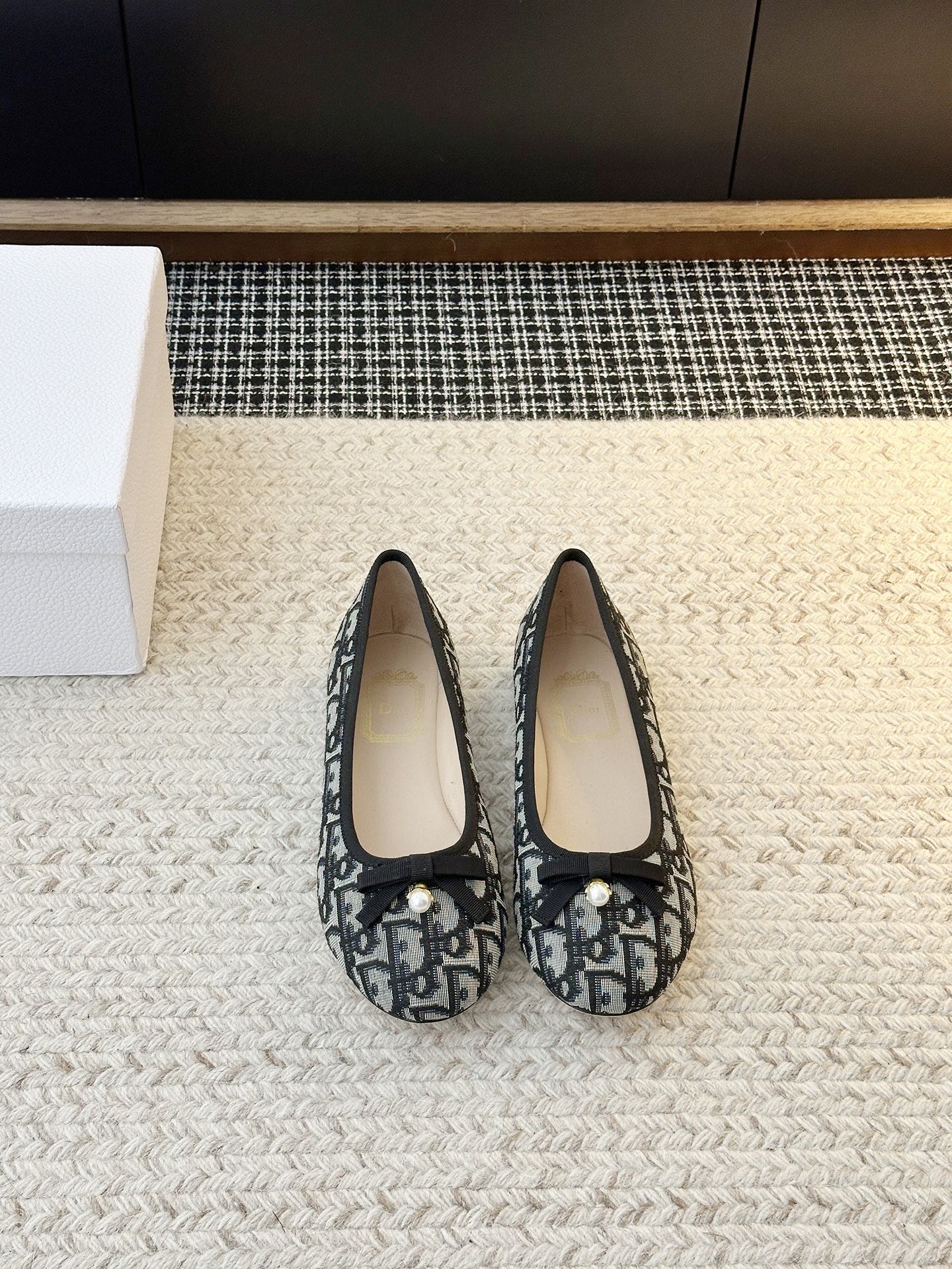 NO:875102,[Daily relaxed slip-on shoes] The iconic ' ' webbing runs through the upper, and the Parisian fashion lineage is clearly demonstrated. It is a double hit of recognition and style; the square toe cut neatly outlines the lines, and the mid-heel curvature hides ingenuity - it not only highlights the slender proportions of the calf, but also fits the sole engineering, so you can run all day without any pressure. The workmanship is better than the market products!  Only after you get it do you understand what 'high-grade quality' means - others will think you are just bringing it home from a counter!  Upper material: original embroidered cloth; shoe lining: sheepskin; sole material: original molded leather sole; choose shoe size 35-39 (40.41 customized, non-returnable), single shoes, sheepskin19860909【日常松弛感一脚蹬单鞋】 标志性 「 」织带 贯穿鞋面,巴黎时尚血统直白彰显,是辨识度与格调的双重暴击；方头剪裁 利落勾勒线条,中跟弧度 暗藏巧思 ——既衬出小腿纤细比例,又贴合足底工学,暴走全天也毫无压力 做工碾压市面货！拿到手才懂什么叫 “高定级质感”——别人看了都以为你是专柜搬回家！ 鞋面材质原版刺绣布面 鞋里材质羊皮 鞋底材质原版开模真皮底 鞋码选购35-39（40.41定制不退换）,单鞋,sheepskin,Women's Shoes