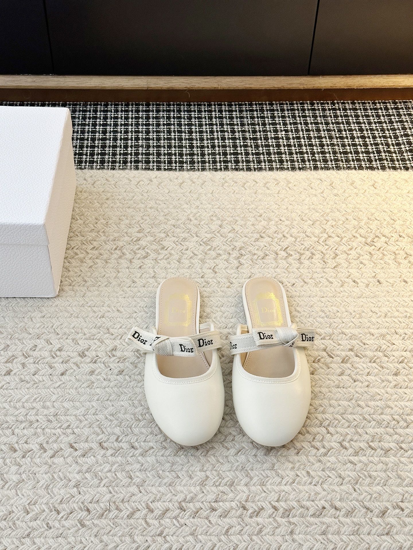 NO:875095,[Daily Relaxation Mule Slippers] The iconic ' ' webbing runs through the upper, and the Parisian fashion lineage is clearly demonstrated. It is a double hit of recognition and style; the square toe cut neatly outlines the lines, and the mid-heel arc hides ingenuity - it not only highlights the slender proportions of the calf, but also fits the sole engineering, so you can walk all day without any pressure. The workmanship beats the market products!  Only after you get it do you understand what 'high-grade quality' means - others will think you are just bringing it home from a counter!  Upper material: original embroidered cloth; shoe lining: sheepskin; sole material: original molded leather sole; choose shoe size 35-39 (40.41.42 customization is non-refundable), half drag, slippers, sheepskin19860909【日常松弛感 穆勒拖鞋】 标志性 「 」织带 贯穿鞋面,巴黎时尚血统直白彰显,是辨识度与格调的双重暴击；方头剪裁 利落勾勒线条,中跟弧度 暗藏巧思 ——既衬出小腿纤细比例,又贴合足底工学,暴走全天也毫无压力 做工碾压市面货！拿到手才懂什么叫 “高定级质感”——别人看了都以为你是专柜搬回家！ 鞋面材质原版刺绣布面 鞋里材质羊皮 鞋底材质原版开模真皮底 鞋码选购35-39（40.41.42定制不退换）,半拖,slippers,sheepskin,Women's Shoes