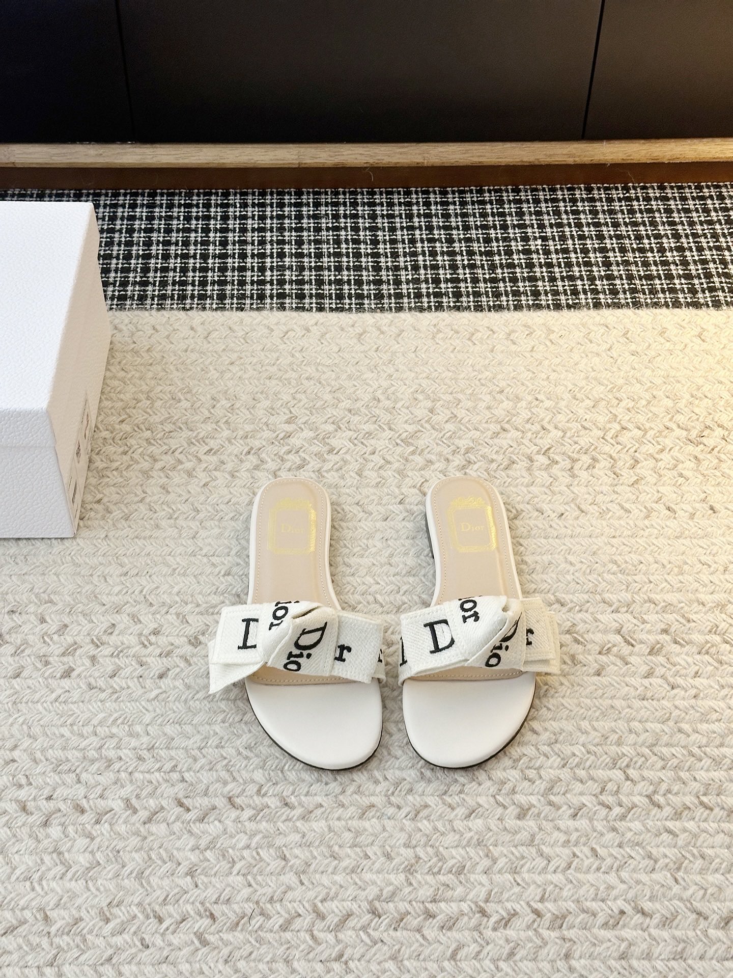 NO:875081,New mid-heeled bow sandals, originally purchased and developed, with unique American retro style and unparalleled exquisite beauty. Upper material is cowhide. Shoe material is sheepskin. Sole material is original open-molded leather outsole. Shoe size: choose women's model 35-41 [female 40.41 customization] factory first release, slippers, sandals, slippers, cowhide, sheepskin, Leather soles19860909新款中跟蝴蝶结凉鞋 原版购入开发 做货 富有独特美式复古风格无与伦比的精致之美 鞋面材质牛皮 鞋里材质羊皮 鞋底材质原版开模真皮大底 鞋码选购女款35-41【女40.41定制】工厂首发,拖鞋,sandals,slippers,cowhide,sheepskin,Leather soles,Women's Shoes