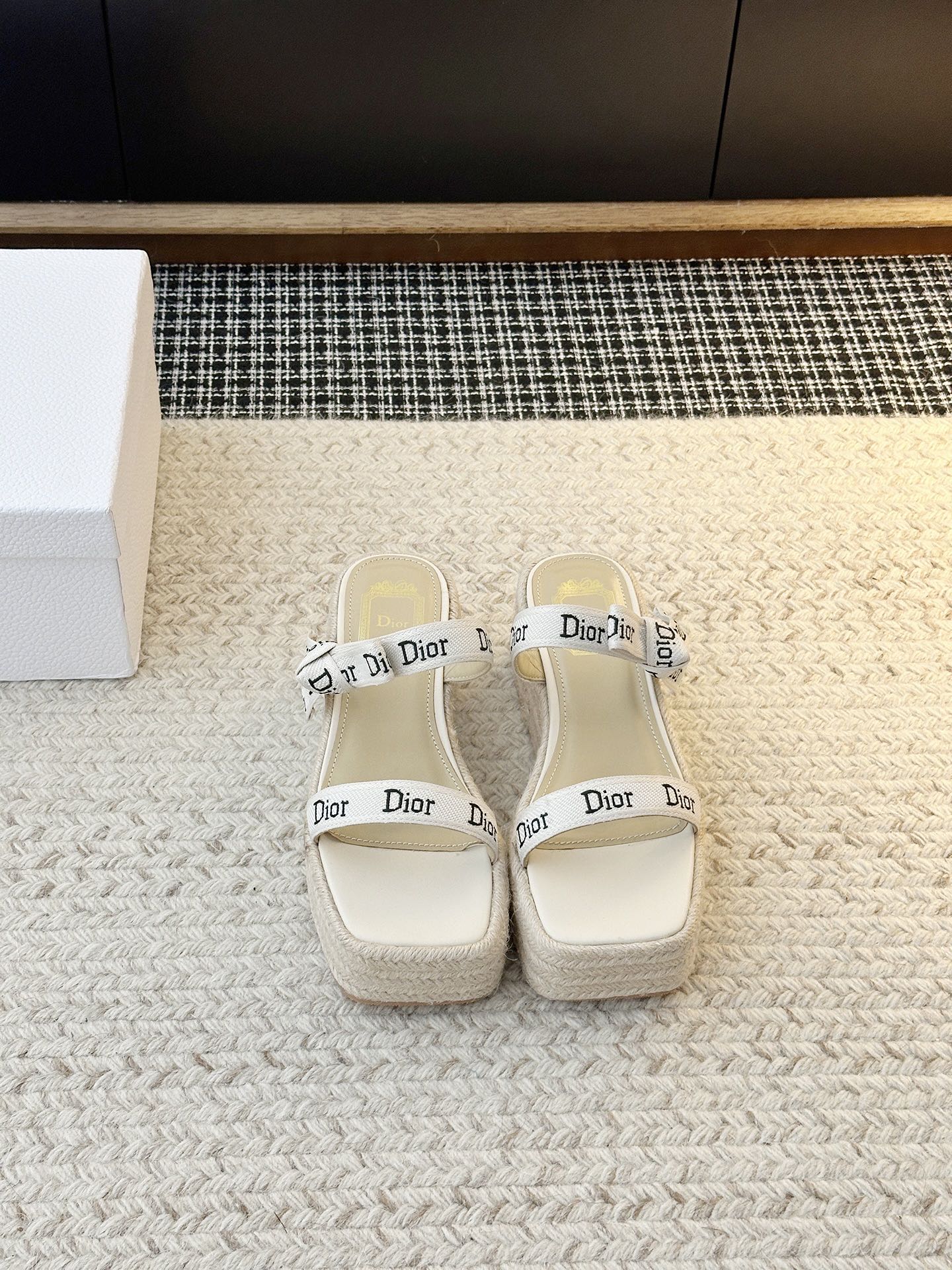 NO:875090,[Thick-soled hemp rope-soled sandals for daily relaxation] The iconic ' ' webbing runs through the upper, and the Parisian fashion lineage is clearly demonstrated, which is a double hit of recognition and style; the square toe cut neatly outlines the lines, and the curvature of the mid-heel hides ingenuity - it not only highlights the slender proportions of the calf, but also fits the sole engineering, so you can run all day without any pressure. The workmanship is better than the market products!  Only after you get it do you understand what 'high-grade quality' means - others will think you are just bringing it home from a counter!  Upper material is original embroidered cloth. Shoe lining material is sheepskin. Sole material is original molded leather sole. Choose shoe size 35-39 (40.41 customization is non-refundable), slippers, sandals, slippers, sheepskin.19860909【日常松弛感厚底麻绳底凉鞋】 标志性 「 」织带 贯穿鞋面,巴黎时尚血统直白彰显,是辨识度与格调的双重暴击；方头剪裁 利落勾勒线条,中跟弧度 暗藏巧思 ——既衬出小腿纤细比例,又贴合足底工学,暴走全天也毫无压力 做工碾压市面货！拿到手才懂什么叫 “高定级质感”——别人看了都以为你是专柜搬回家！ 鞋面材质原版刺绣布面 鞋里材质羊皮 鞋底材质原版开模真皮底 鞋码选购35-39（40.41定制不退换）,拖鞋,sandals,slippers,sheepskin,Women's Shoes