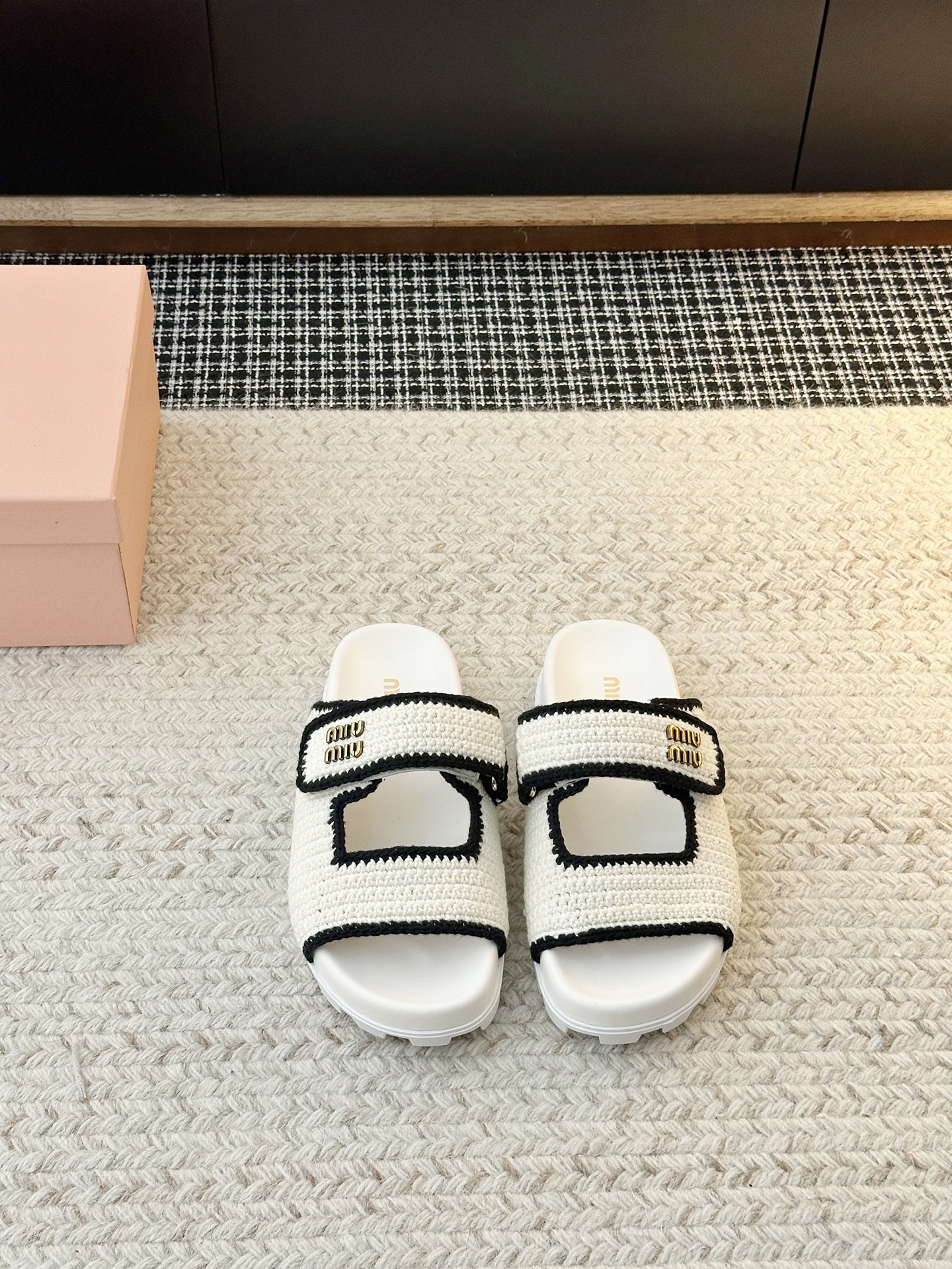 NO:883349,New Velcro woven sandals. Raffia Velcro sandals. There are many sandals of the same material. They are extremely comfortable and full of holiday style. The upper material is original woven fabric. The lining material is sheepskin. The sole material is rubber sole. Available sizes are 35-40 (40 customized), slippers, sandals, slippers, sheepskin19860909新款魔术贴编织凉鞋 拉菲草魔术贴凉鞋,出了好多材质同款凉鞋,舒适度爆棚,度假风满满 鞋面材质原版编织布料 鞋里材质羊皮 鞋底材质橡胶底 可选尺码35-40（40定制）,拖鞋,sandals,slippers,sheepskin,Women's Shoes