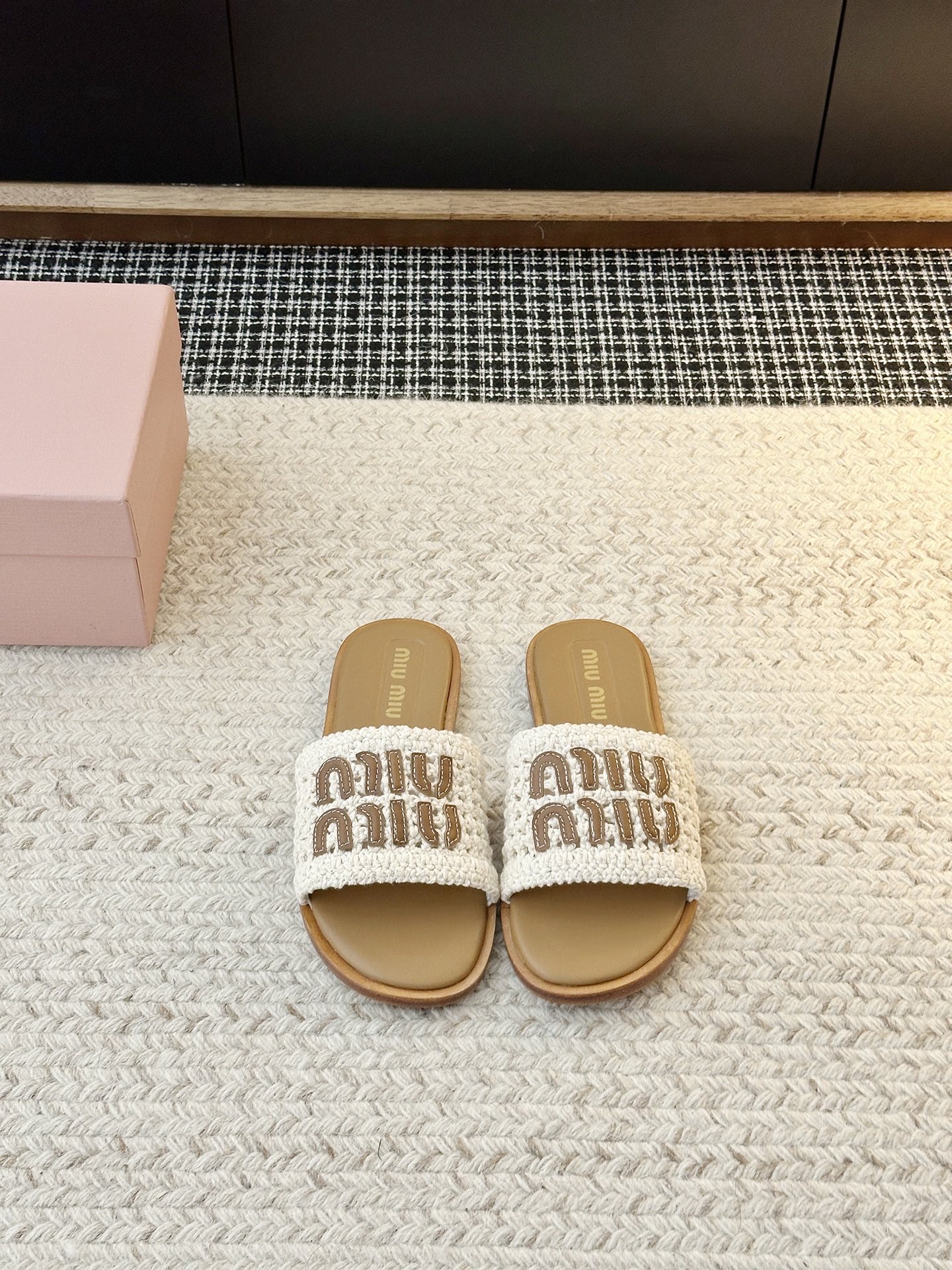NO:883359,New woven slippers, raffia Velcro sandals, there are many sandals of the same material, extremely comfortable, full of holiday style. Upper material is original woven fabric. Shoe lining is made of sheepskin. Sole material is genuine leather. Available sizes 35-40 (customized at 40.41), slippers, sandals, slippers, sheepskin19860909新款编织拖鞋 拉菲草魔术贴凉鞋,出了好多材质同款凉鞋,舒适度爆棚,度假风满满 鞋面材质原版编织布料 鞋里材质羊皮 鞋底材质真皮底 可选尺码35-40（40.41定制）,拖鞋,sandals,slippers,sheepskin,Women's Shoes