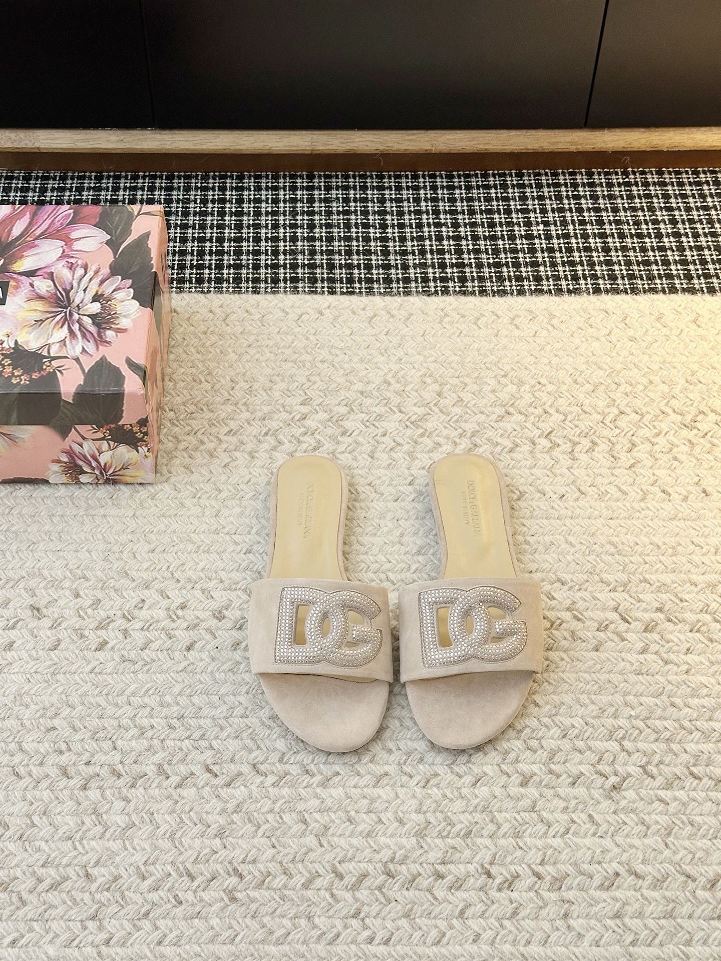 NO:883371,[& Diamond Sandals] The gene of elegant encounter - this pair of shoes is the embodiment of 'never going out of style' and a 'textbook of aura'. Like an elegant sharp blade, it instantly lengthens the leg line; the curvature of the shoe shape that fits the arch of the foot hides engineering ingenuity - it provides the confidence to stand firm and the swaying style. Because a true classic is never a stereotyped symbol, but a rigid symbol.  The magic of 'you can instantly find confidence whenever you put it on'. When you put it in the shoe cabinet, it is like holding an 'elegance perpetual coupon' - it is always waiting for you, crowning your ambition at any time. The material of the upper is suede cowhide, the material of the shoe is sheepskin, the material of the sole is original open-molded leather sole, shoe size is 35-42 (35.42 is non-refundable), slippers, slippers, cowhide, sheepskin19860909【& 钻饰凉拖鞋】 优雅邂逅&的基因——这双鞋,是「永不过时」的具象化,更是「气场教科书」. 像一把优雅的利刃,瞬间拉长腿部线条；鞋型贴合足弓的弧度藏着工学巧思—— 站稳的底气,和摇曳的风情,它都给足了 . 因为真正的经典,从不是刻板的符号,而是 「无论何时穿上,都能瞬间找到底气」的魔法 . 当你把它放进鞋柜,就像握住了一张「优雅永动券」—— 它永远在等你,随时为你的野心加冕. 鞋面材质绒面牛皮 鞋里材质羊皮 鞋底材质原版开模真皮底 鞋码选购35-42（35.42不退换）,拖鞋,slippers,cowhide,sheepskin,Women's Shoes