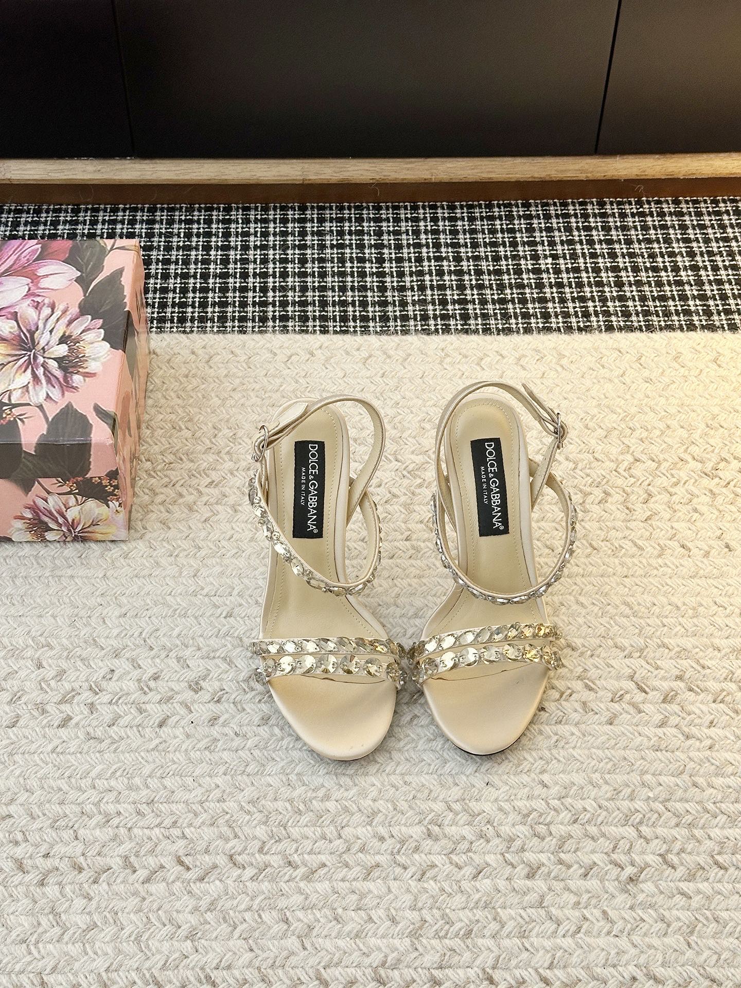 NO:883338,[& Dolce & Gabbana High Heels] & The Italian romantic aesthetics of Dolce & Gabbana's silk sandal series collide with the lines of classic and modern, with a visible sense of luxury, directly reflected in the Dolce & Gabbana show. Dolce & Gabbana's design always combines classicism and modern style and is creative and romantic. Baroque style Baroque palace style Italian aesthetics The beautiful legend of Sicily Fabric material silk Lining material sheepskin Outsole material Original leather outsole Heel height [10CM]  Optional sizes 35-42 (40.41.42 customized, non-refundable), sandals, Dolce&Gabbana, sandals, high heels, sheepskin, real silk, Leather soles19860909【& 杜嘉班纳高跟鞋】 &古典与现代碰撞出的意式浪漫美学杜嘉班纳真丝系列凉鞋线条,看得到的高级感, 杜嘉班纳秀场直击,杜嘉班纳的设计总是结合古典主义与现代风格并具备创意、浪漫 巴洛克风格 巴洛克宫廷风 意式美学西西里美丽的传说 面料材质真丝 内里材质羊皮 大底材质原版真皮大底 跟高【10CM】 可选码数35-42（40.41.42定制不退换）,凉鞋,Dolce&Gabbana,sandals,high heels,sheepskin,real silk,Leather soles,Women's Shoes