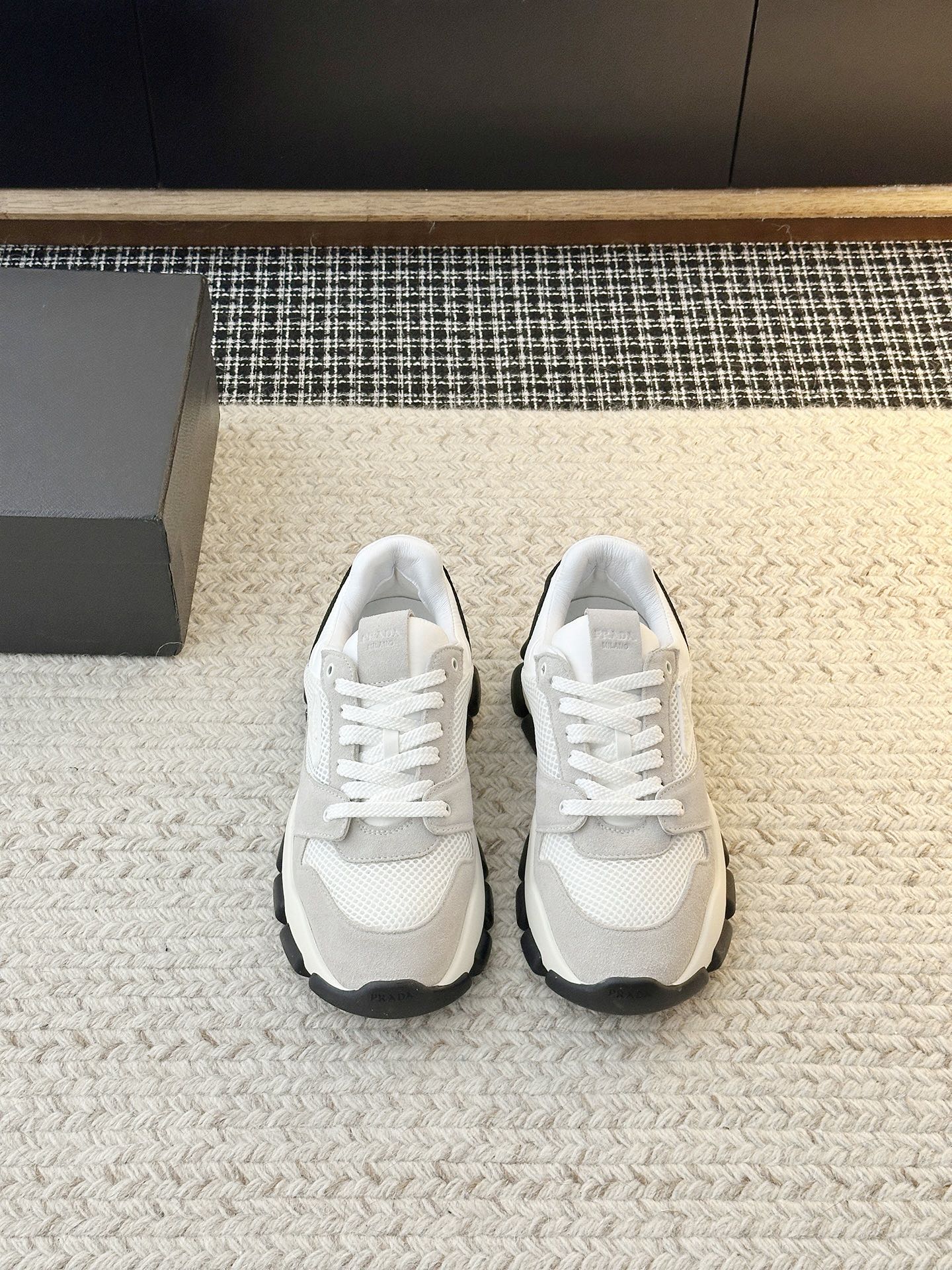 NO:921519,Casual sneakers can be paired with a variety of casual looks!  The most lasting companion is casual shoes!  Prada sneakers continue the timeless silhouette and are new classic items, carefully crafted to enhance style. The style is lightweight and equipped with the 'Prad*' logo. It is suitable for all seasons and can be matched with various casual styles. In an era when various styles are full of eyeballs, it is the most lasting companion.  The one that captures people's hearts little by little is casual. Upper material is original mesh + suede cowhide. Lining material is sheepskin. Outsole material is original molded light rubber outsole. Optional sizes are 35-40 for women (40 is custom-made and non-returnable). Casual shoes/sports shoes, prada, prada, sneakers, cowhide, sheepskin19860909休闲运动鞋可与各式休闲造型搭配！最能长久陪伴搭配的当属休闲鞋！普拉达运动鞋延续经久不衰的轮廓,是新款经典单品,精心制作, 提升格调.款式轻盈,搭配“Prad*”标志四季皆宜,可与各式休闲造型搭配,在各种风格充斥眼球的时代,最能长久陪伴搭配的 一点一点俘获人心的当属休闲.鞋面材质原版网布＋绒面牛皮内里材质羊皮大底材质原版开模轻型橡胶大底可选码数女35-40（40定做不退换）,休闲鞋/运动鞋,prada,prada,sneakers,cowhide,sheepskin,Women's Shoes