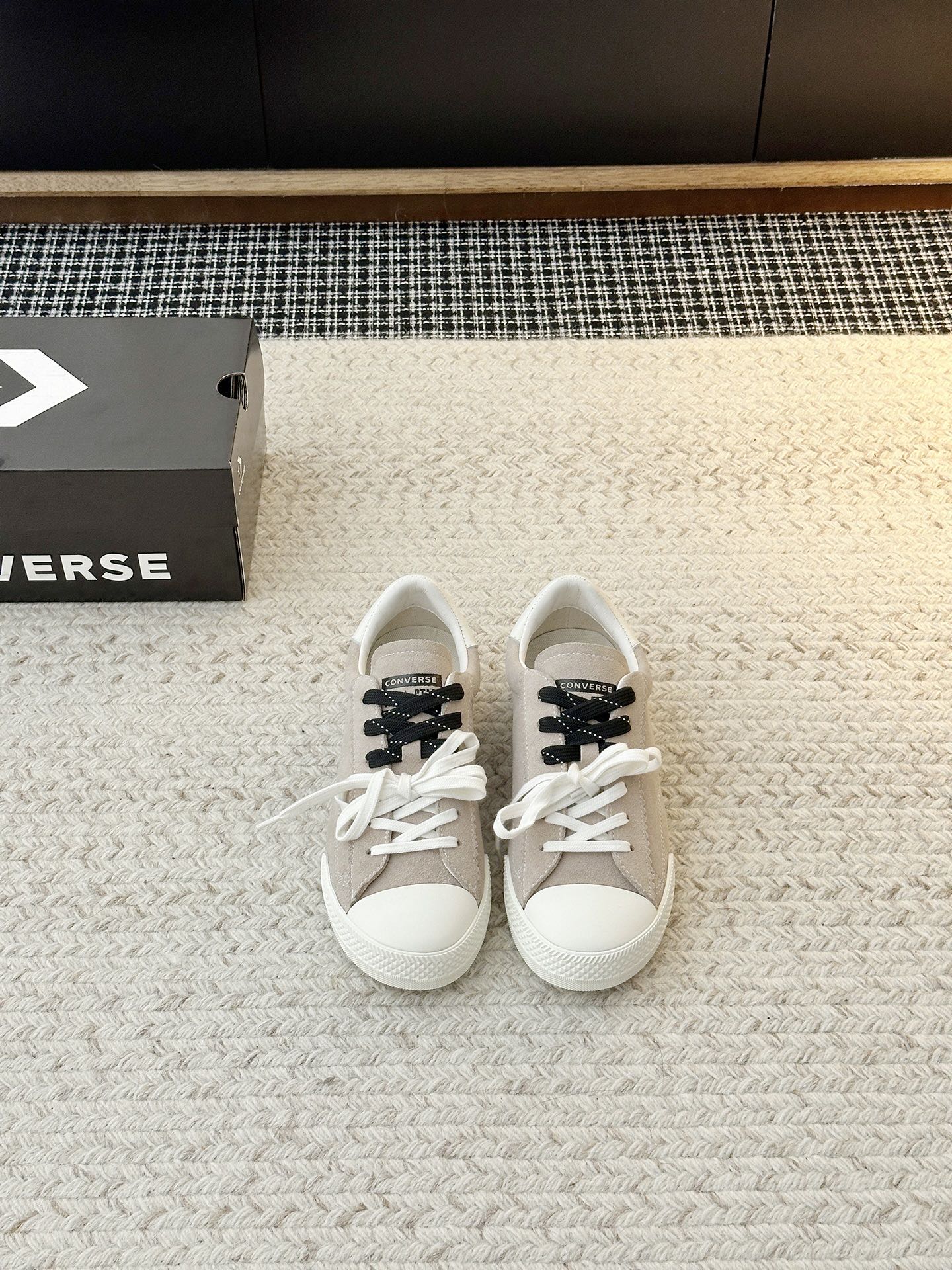 NO:956742,2026 official website synchronized new products｜Converse’s new shoes are directly welded to death. Who knows!  Converse's suede sneakers that I fell in love with at first glance. The suede is soft, high-quality and white. The double shoelace design is so fun!  The two-color shoelaces are color-matched and can be layered to create a sense of hierarchy. The shoe shape is neat and small, and when paired with white socks and a pleated skirt, you will look like a Korean school girl. When paired with jeans, you will become a street hottie. Hidden cushioning increases the height by 3cm + OrthoLite insoles, so your feet will not feel tired after walking all day. The upper material is cow suede. The inner material is cowhide + breathable mesh. Sole material: super soft rubber outsole.  Available sizes 35-40 (40 customized, non-returnable), casual shoes/sports shoes, converse, sneakers, skirts, jeans, cowhide, chamois leather198609092026官网同步新品｜匡威这双新鞋直接焊死 谁懂啊！匡威一眼沦陷的麂皮板鞋  麂皮软乎乎的,质感高级又显白  双鞋带设计太会玩！双色鞋带拼色,还能叠系出层次感  鞋型利落显脚小,搭配白袜+百褶裙就是韩系学妹,配牛仔裤又秒变街头辣妹  隐藏式缓震内增高3cm+OrthoLite鞋垫,暴走一天也不累脚 鞋面材质头层牛反绒皮 鞋里材质牛皮+透气网布 鞋底材质:超软橡胶大底 可选尺码35-40（40定制不退换）,休闲鞋/运动鞋,converse,sneakers,skirts,jeans,cowhide,chamois leather,Women's Shoes