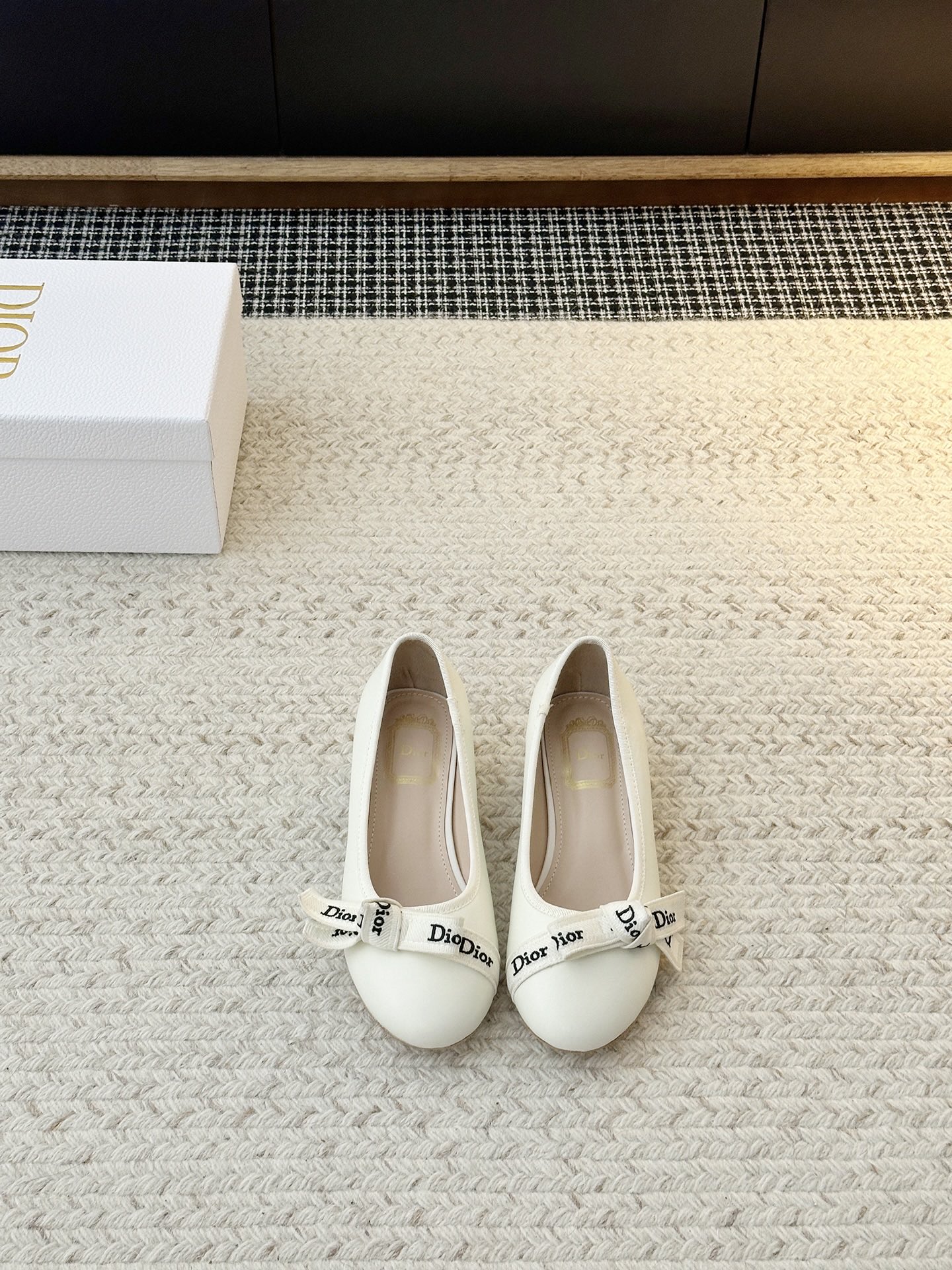 NO:956812,[Daily relaxed slip-on shoes] The iconic ' ' webbing runs through the upper, and the Parisian fashion lineage is clearly demonstrated, which is a double hit of recognition and style; the square toe cut neatly outlines the lines, and the curvature of the heel hides ingenuity - it not only highlights the slender proportions of the calf, but also fits the sole engineering, so you can run all day without any pressure. The workmanship is better than the market products!  Only after you get it do you understand what 'high-grade quality' means - others will think you are just moving it home from a counter!  Upper material: original embroidered cloth; shoe lining: sheepskin; sole material: original molded leather sole; choose shoe size 35-39 (40.41 customized, non-refundable), single shoes, sheepskin19860909【日常松弛感一脚蹬单鞋】 标志性 「 」织带 贯穿鞋面,巴黎时尚血统直白彰显,是辨识度与格调的双重暴击；方头剪裁 利落勾勒线条,中跟弧度 暗藏巧思 ——既衬出小腿纤细比例,又贴合足底工学,暴走全天也毫无压力 做工碾压市面货！拿到手才懂什么叫 “高定级质感”——别人看了都以为你是专柜搬回家！ 鞋面材质原版刺绣布面 鞋里材质羊皮 鞋底材质原版开模真皮底 鞋码选购35-39（40.41定制不退换）,单鞋,sheepskin,Women's Shoes