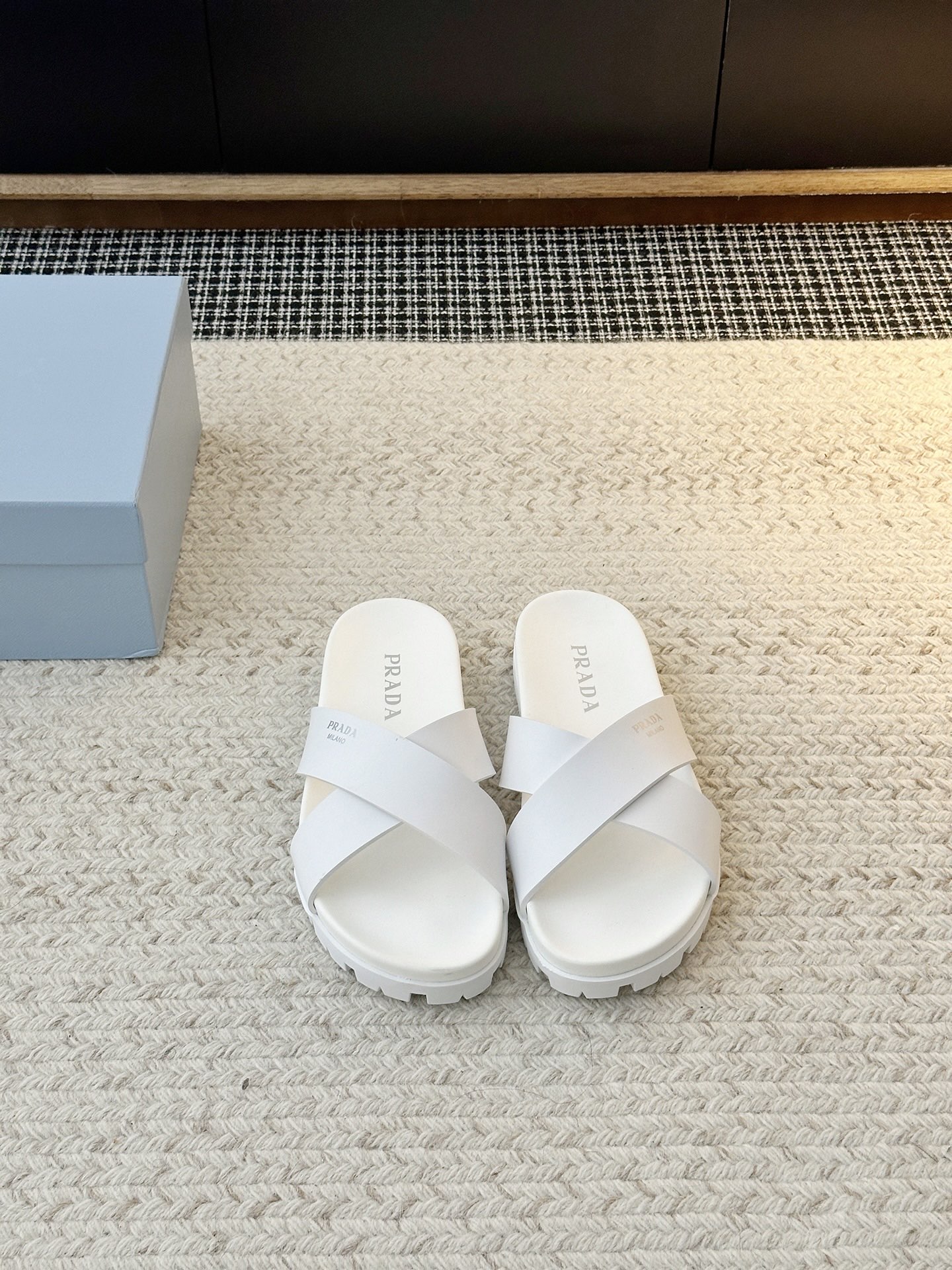 NO:956766,Men's and women's* |Triangle logo flat slippers Prada's latest flat slippers are comfortable and light, summer is here, prepare them now ~ Letter Logo slippers are anti-slip and very comfortable to step on, so soft that you can close your eyes. Upper material is original customized fabric. Lining material is original customized material. Outsole material is rubber bottom. Available sizes are 35-40 for women (40 is custom-made and non-returnable) and men are 39-45 (45 is custom-made and is non-refundable). Slippers, prada, slippers19860909男女款* |三角标识平底拖鞋 Prada 最新平底拖鞋 舒服又轻便,夏天到了赶快备起来吧～字母 Logo 一字拖防脚滑踩上去很舒服软软滴闭眼入 鞋面材质原版定制面料 内里材质原版定制材质 大底材质橡胶底 可选码数女35-40（40定做不退换）男39-45（45定制不退换）,拖鞋,prada,slippers,Women's Shoes
