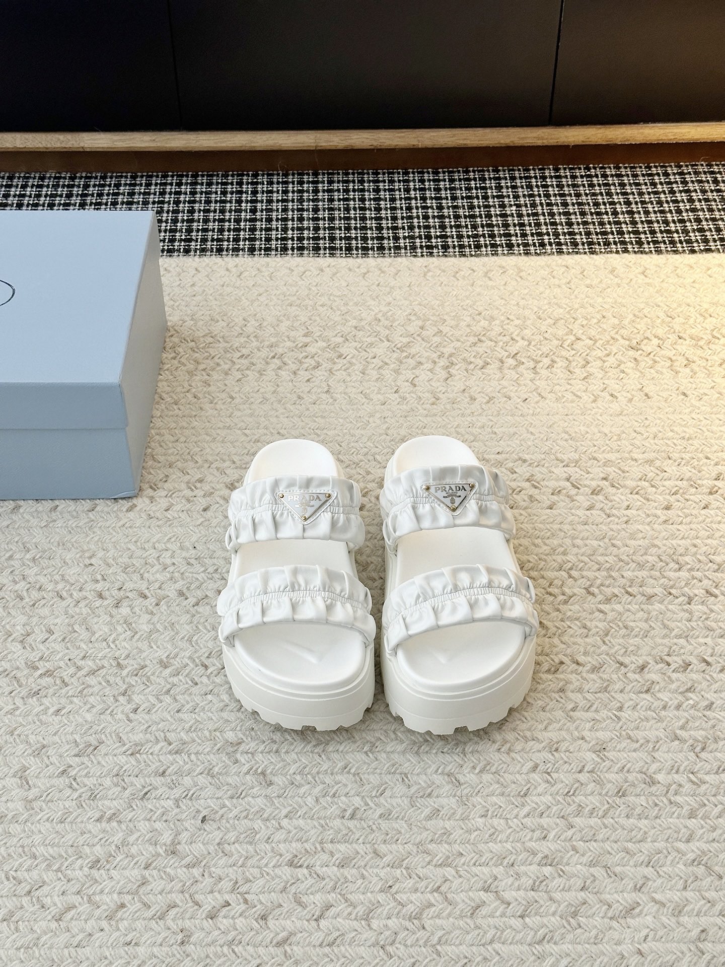 NO:956775,Women's* |Triangle logo flat slippers Prada's latest flat slippers are comfortable and light, summer is here, get ready~ Letter Logo slip-on slippers are anti-slip and very comfortable to step on, so soft that you can close your eyes. Upper material is original customized fabric. Lining material is original customized material. Outsole material is rubber foam bottom [lightweight 7CM]. Available sizes are women's 35-40 (40.41 custom-made and non-returnable), slippers, prada, slippers19860909女款* |三角标识平底拖鞋 Prada 最新平底拖鞋 舒服又轻便,夏天到了赶快备起来吧～字母 Logo 一字拖防脚滑踩上去很舒服软软滴闭眼入 鞋面材质原版定制面料 内里材质原版定制材质 大底材质橡胶发泡底【轻便7CM】 可选码数女35-40（40.41定做不退换）,拖鞋,prada,slippers,Women's Shoes