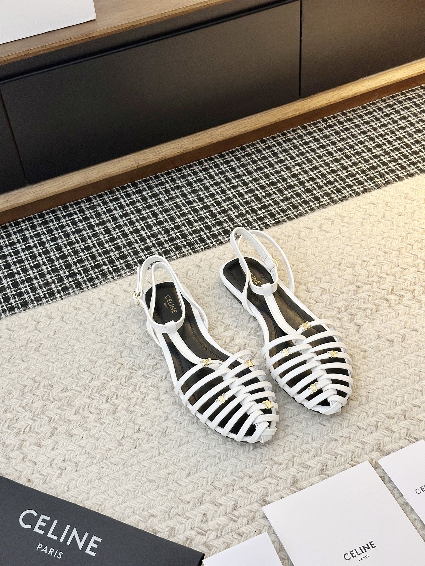 NO:956749,〖〗SS new product Silin retro Roman sandals, no pressure in and out of the counter, heavy-duty version, refuse to look at fake low-quality goods. Original last shape, debugged N times, this shoe is absolutely Vintage retro style. The upper material is imported cowhide, the inner material is calfskin, the sole material is genuine leather, shoe size 35-40 (41 custom-made, non-returnable) full package, sandals, sandals, cowhide19860909〖〗SS新品思琳复古罗马凉鞋 进出专柜无压力,重工版,拒绝一眼假low货 原版楦型,调试N次、这款上脚绝对Vintage复古风味十足 鞋面材质头层进口牛皮 鞋里材质小牛皮 鞋底材质真皮底 鞋码35-40(41定做不退换)全套包装,凉鞋,sandals,cowhide,Women's Shoes