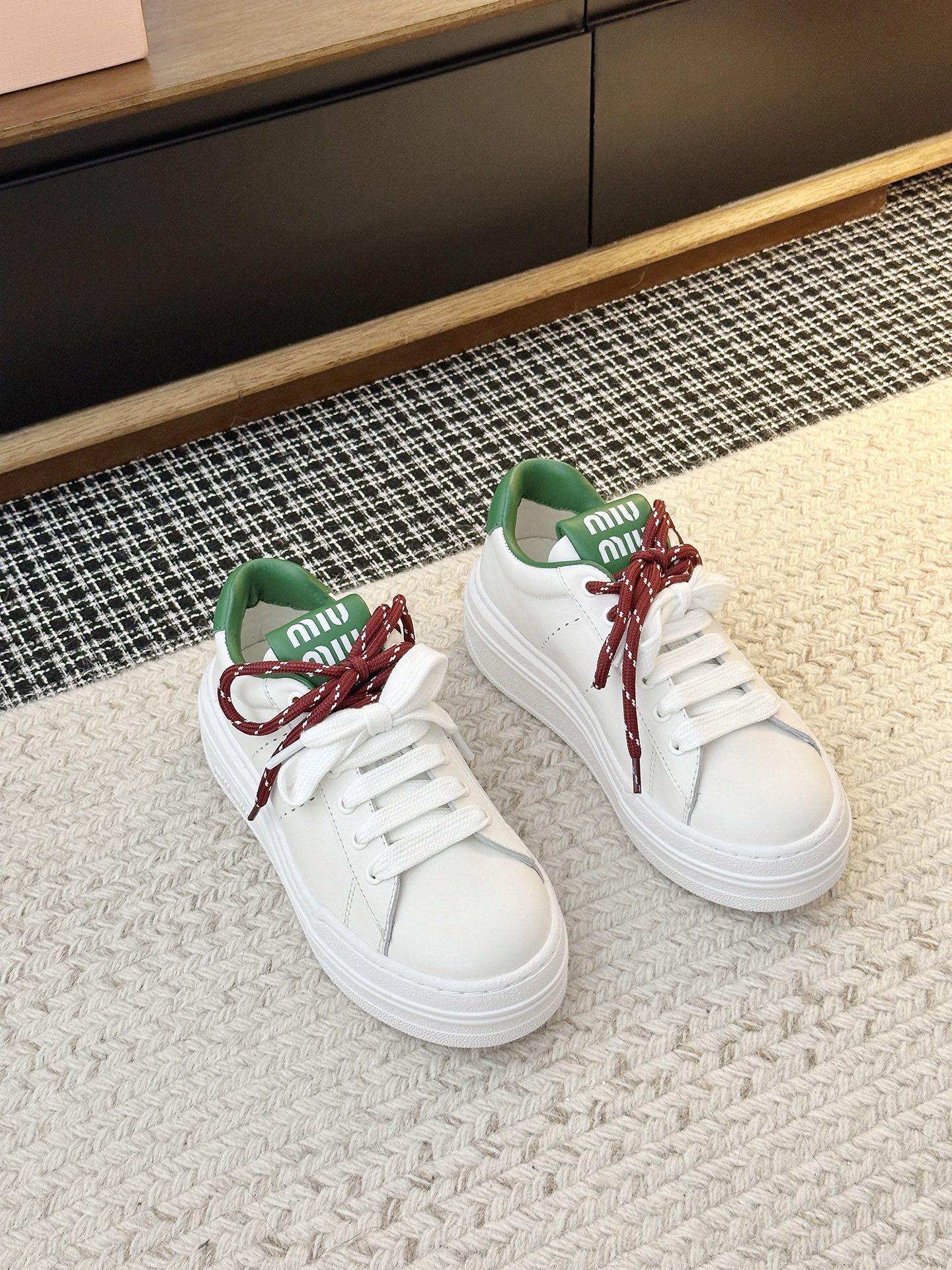 NO:956721,The new casual thick-soled white shoes have a sweet casual style with a soft and waxy texture. They are extremely comfortable on the feet!  The unique design is really versatile!  Upper material: first-layer cowhide, shoe lining material: sheepskin, sole material: original rubber foam sole, light and comfortable, shoe size 35-40 (40 customized, non-returnable) full package, casual shoes/sports shoes, sneakers, cowhide, sheepskin19860909新款休闲厚底小白鞋 甜美休闲风搭配软糯的质感 上脚舒适感爆棚！别具一格的设计真的巨百搭！ 鞋面材质头层牛皮 鞋里材质羊皮 鞋底材质原版橡胶发泡底轻便舒适 鞋码35-40(40定做不退换)全套包装,休闲鞋/运动鞋,sneakers,cowhide,sheepskin,Women's Shoes