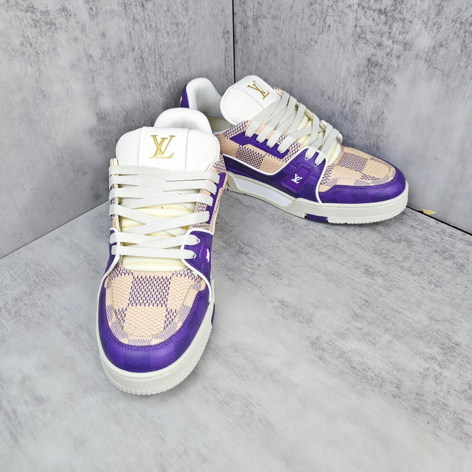 Louis Vuitton 新款上架 2053 Louis*Vuitto* LV Trainer 最新款 大底和面料私模 绝对下血本费心思的一款鞋子 自Vifgil到来之后而设计的这一系列 每一季度都深受众多粉丝的青睐 TPU 大底 包装