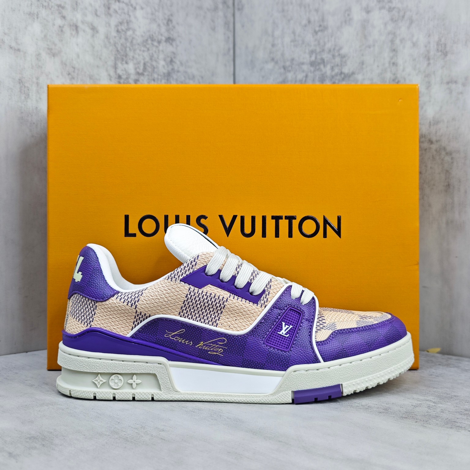 Louis Vuitton 新款上架 2053 Louis*Vuitto* LV Trainer 最新款 大底和面料私模 绝对下血本费心思的一款鞋子 自Vifgil到来之后而设计的这一系列 每一季度都深受众多粉丝的青睐 TPU 大底 包装