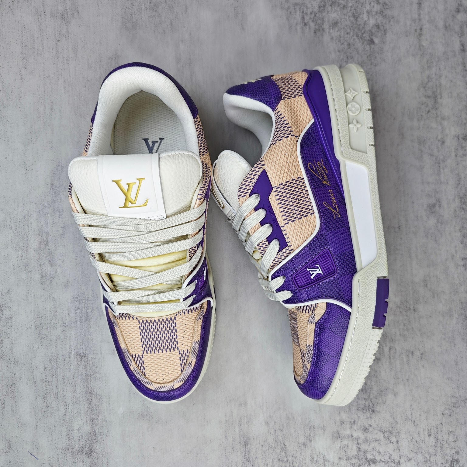 Louis Vuitton 新款上架 2053 Louis*Vuitto* LV Trainer 最新款 大底和面料私模 绝对下血本费心思的一款鞋子 自Vifgil到来之后而设计的这一系列 每一季度都深受众多粉丝的青睐 TPU 大底 包装