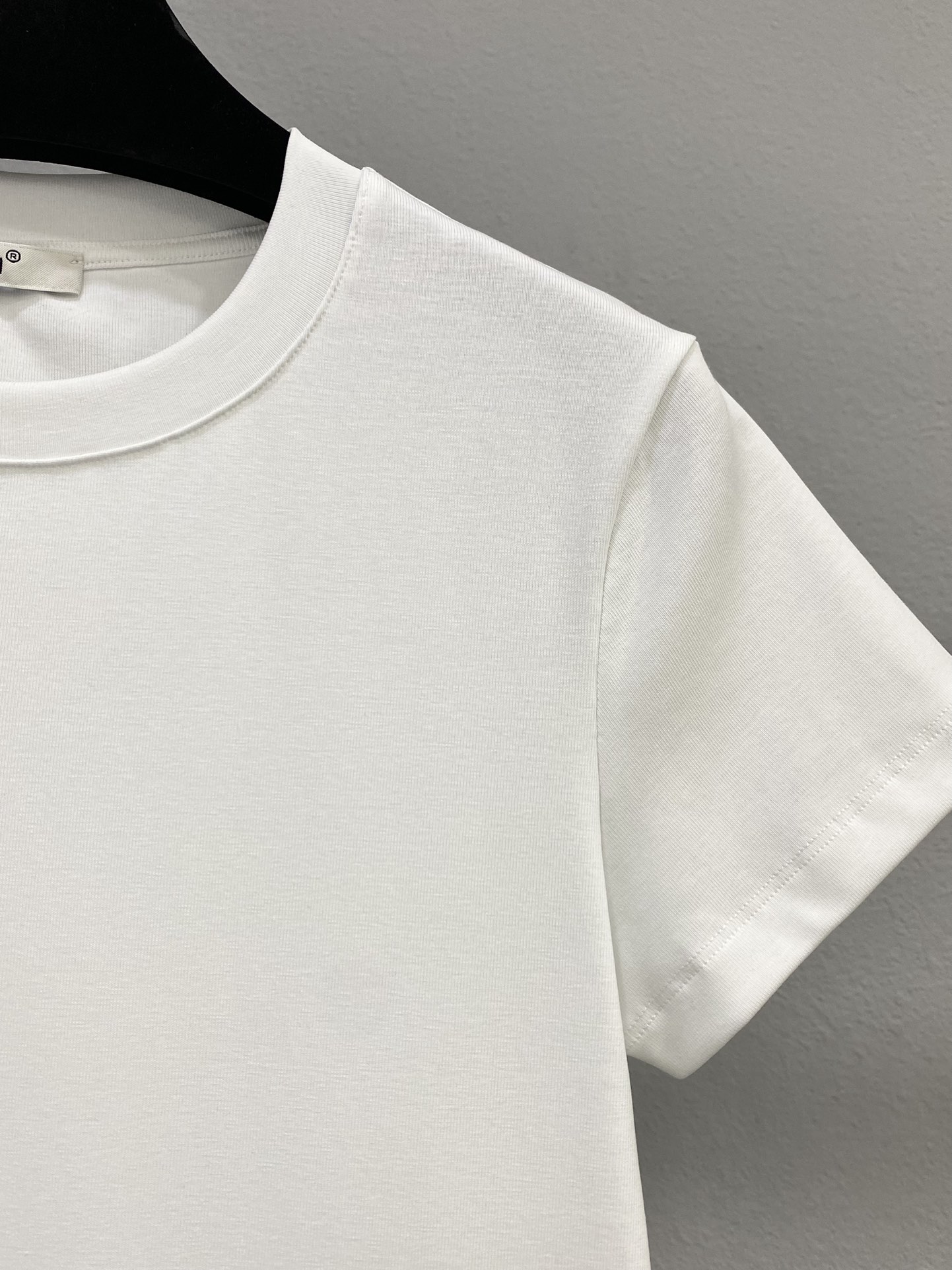 High-Quality Women’s Clothes with Original Packaging, YS25/New. Net T-Shirt in Short-Winded Design - 图片 3