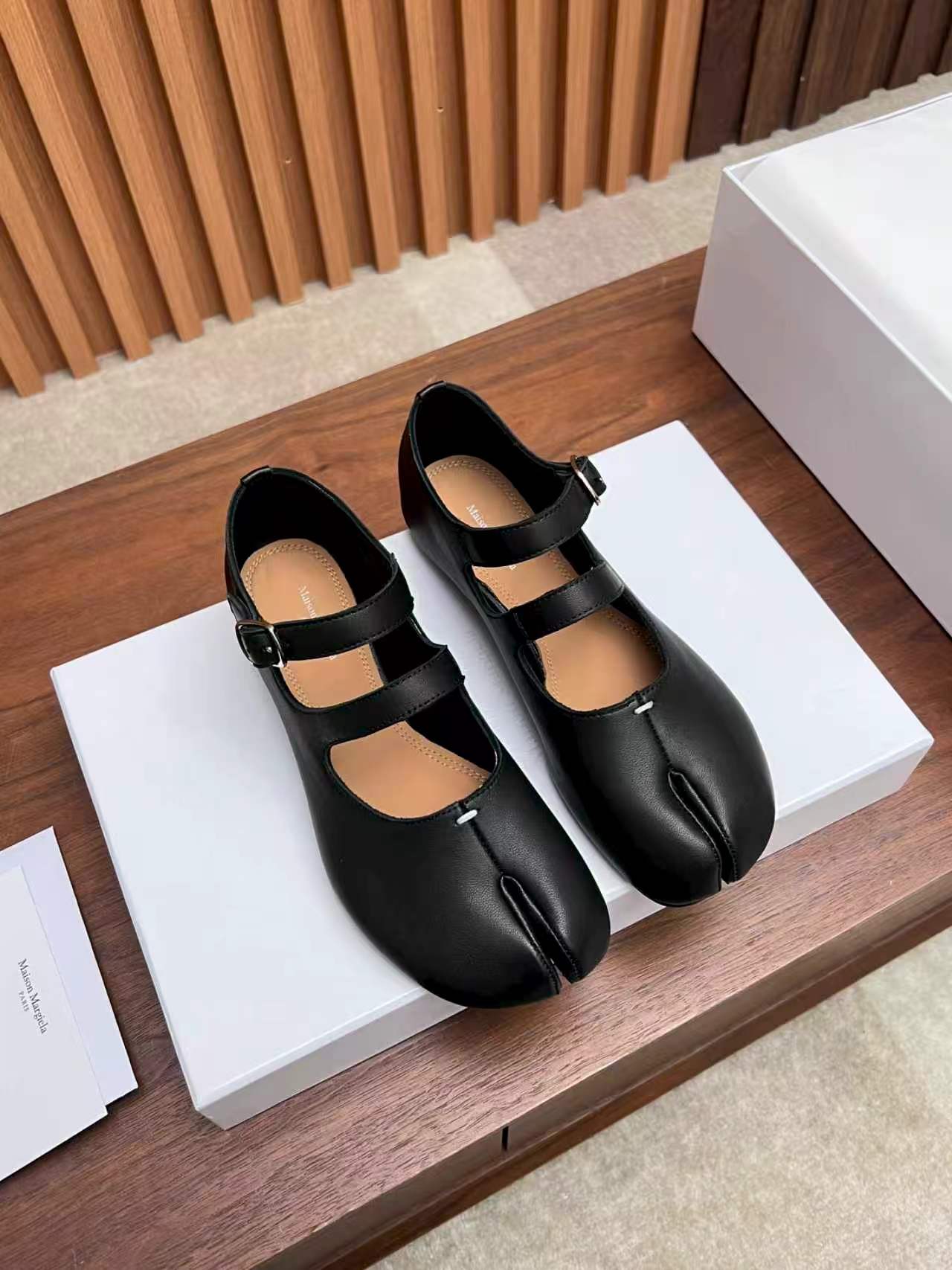 NO:814878,MaisonMargiela, split-toe Mary Jane, the fabric is made of imported sheepskin, and the lining is cowhide; Imported genuine leather outsole Size number: 35-39 (40 41, can be customized), split-toe shoes, masion margiela, mary jane, cowhide, sheepskin, Leather soles19860909MaisonMargiela马吉拉,分趾玛丽珍、面料采用进口羊皮、内里垫脚牛皮； 进口真皮大底 码数；35-39（40 41、可定制）,分趾鞋,masion margiela,mary jane,cowhide,sheepskin,Leather soles,Women's Shoes