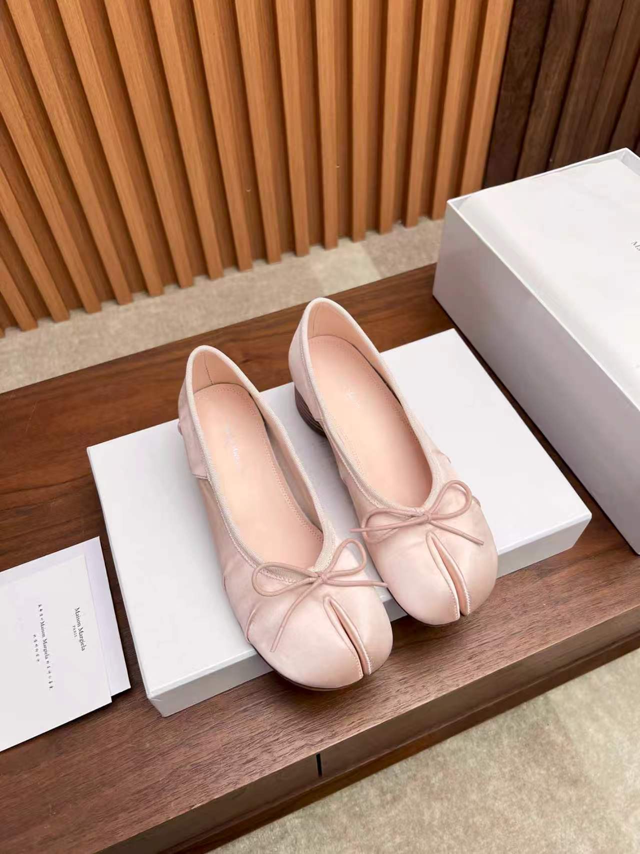 NO:814888,Maison Margiela丨MM6 Margiela's new pleated split-toe shoes, elastic strap Tabi split-toe shoes, ballet shoes, original molded double-layer leather soles, original slip-lasted shoes are very generous, and can be easily matched with various styles. The gospel of short legs, the upper body instantly becomes longer legs, and the feet are not constrained by conventions, and you can be yourself as you want~ Fried chicken on the feet is soft and comfortable. The upper is imported original silk, the lining is original sheepskin, and the outsole is original double-layer leather sole.  Heel height 3.5 Cm Size: 35-40 (40 41 customization is not returnable), split-toe shoes, masion margiela, masion margiela, sheepskin, real silk19860909Maison Margiela丨MM6马吉拉新款皱褶分趾鞋 松紧绑带款Tabi分趾鞋 芭蕾舞鞋 原版开模双层真皮鞋底 原版套楦鞋型很大方 搭配各种风格都 轻松驾驭 小短腿的福音 上身瞬间秒变大长腿 上脚不被常规所拘束,随心所欲做自己～上脚炒鸡柔软舒适 鞋面进口原版真丝 内里原版羊皮 大底原版双层真皮底 跟高3.5 Cm Size: 35-40（40 41定制不退换）,分趾鞋,masion margiela,masion margiela,sheepskin,real silk,Women's Shoes
