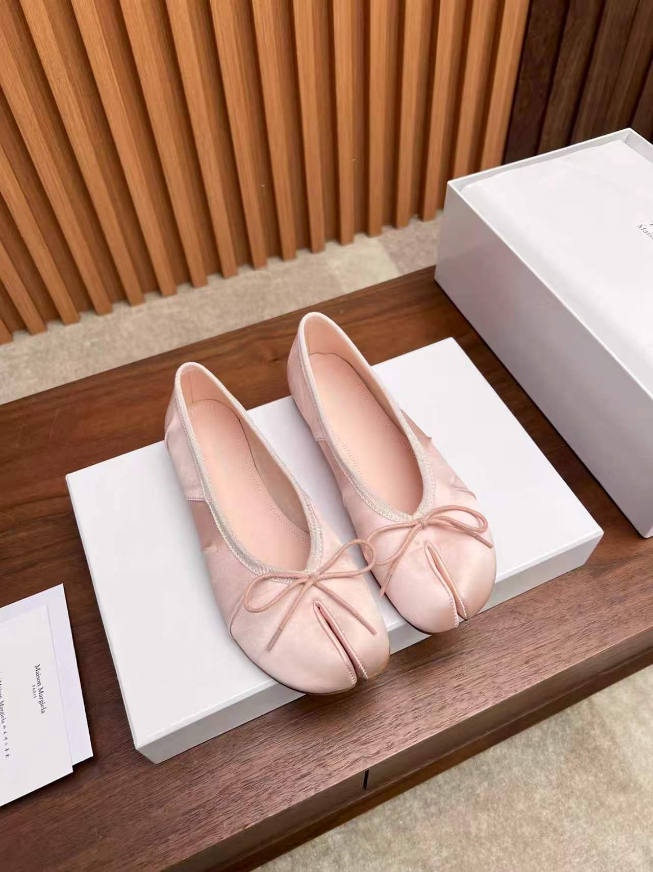 NO:814883,Maison Margiela丨MM6 Margiela's new pleated split-toe shoes, elastic strap Tabi split-toe shoes, ballet shoes, original molded double-layer leather soles, original slip-lasted shoes are very generous, and can be easily matched with various styles. The gospel of short legs, the upper body instantly becomes longer legs.  35-40 (40 41 customized, non-returnable), split-toe shoes, masion margiela, masion margiela, sheepskin, real silk19860909Maison Margiela丨MM6马吉拉新款皱褶分趾鞋 松紧绑带款Tabi分趾鞋 芭蕾舞鞋 原版开模双层真皮鞋底 原版套楦鞋型很大方 搭配各种风格都 轻松驾驭 小短腿的福音 上身瞬间秒变大长腿 上脚不被常规所拘束,随心所欲做自己～上脚炒鸡柔软舒适 鞋面进口原版真丝 内里原版羊皮 大底原版真皮底 Size: 35-40（40 41定制不退换）,分趾鞋,masion margiela,masion margiela,sheepskin,real silk,Women's Shoes