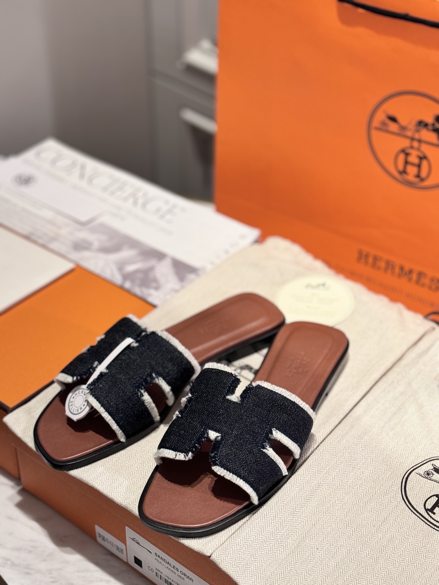 NO:239252,Latest color scheme, tassel denim, new upgraded HERMES Handmade H slippers H home slippers are the most classic work in the brand, and they are constantly upgraded every year. We follow the counter, constantly upgrade, optimize, and update, and persist in focusing on full hand sewing. Imported Italian and European original A-grade genuine leather sole, excellent comfort on the feet Size 35-39 (34.40.41.42 Customized without return or exchange) Feet and high instep, need to get one size larger. Old method of foot padding, full-inclusive method of foot padding, slippers, hermes, slippers, Leather soles19860909最新配色,流苏牛仔布 全新升级HERMES 手工H拖鞋 H家的拖鞋是品牌中最最经典之作,每年都在大同小异不断升级,我们跟随专柜,不断升级,不断优化,不断更新,执着于专注全手工缝制 进口意大利欧洲原A级真皮大底,上脚舒适度极赞 Size 35-39（34.40.41.42定做不退换） 脚胖脚背高需要拿大一码 贴垫脚老做法全包垫脚作法,拖鞋,hermes,slippers,Leather soles,Women's Shoes