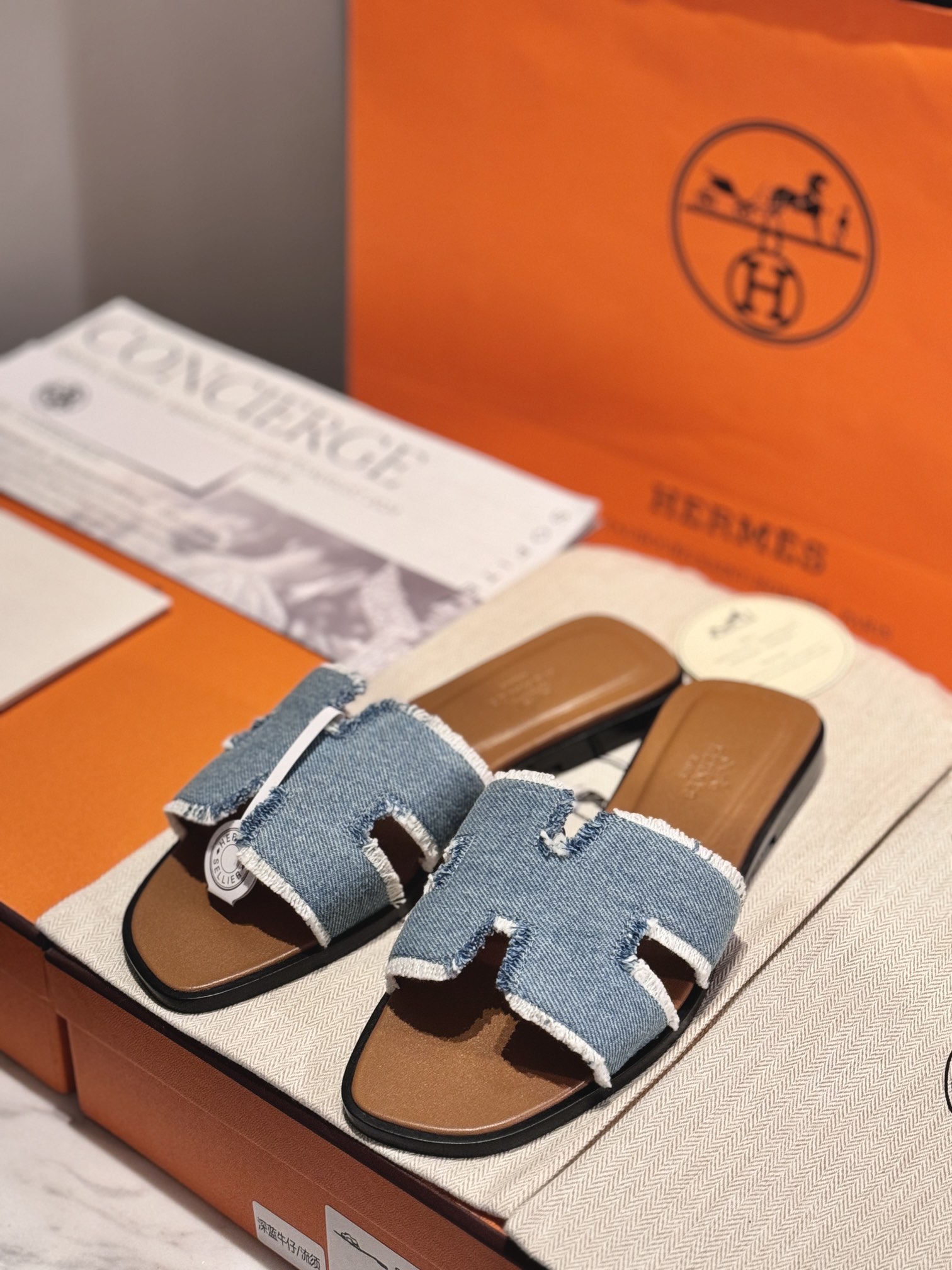 NO:239258,Latest color scheme, tassel denim, new upgraded HERMES Handmade H slippers H home slippers are the most classic work in the brand, and they are constantly upgraded every year. We follow the counter, constantly upgrade, optimize, and update, and persist in focusing on full hand sewing. Imported Italian and European original A-grade genuine leather sole, excellent comfort on the feet Size 35-39 (34.40.41.42 Customized without return or exchange) Feet and high instep, need to get one size larger. Old method of foot padding, full-inclusive method of foot padding, slippers, hermes, slippers, Leather soles19860909最新配色,流苏牛仔布 全新升级HERMES 手工H拖鞋 H家的拖鞋是品牌中最最经典之作,每年都在大同小异不断升级,我们跟随专柜,不断升级,不断优化,不断更新,执着于专注全手工缝制 进口意大利欧洲原A级真皮大底,上脚舒适度极赞 Size 35-39（34.40.41.42定做不退换） 脚胖脚背高需要拿大一码 贴垫脚老做法全包垫脚作法,拖鞋,hermes,slippers,Leather soles,Women's Shoes