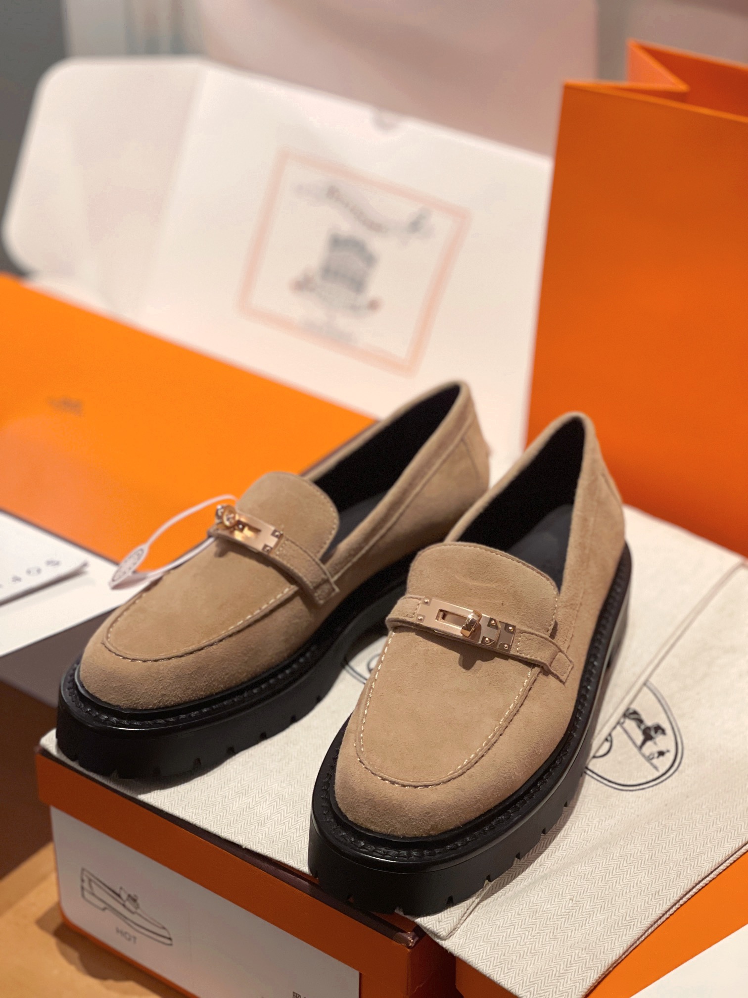 Hermès LCoNe Loafers: Classic Style with Kelly Buckle & Premium Leather 3 i1730974212 9814 4