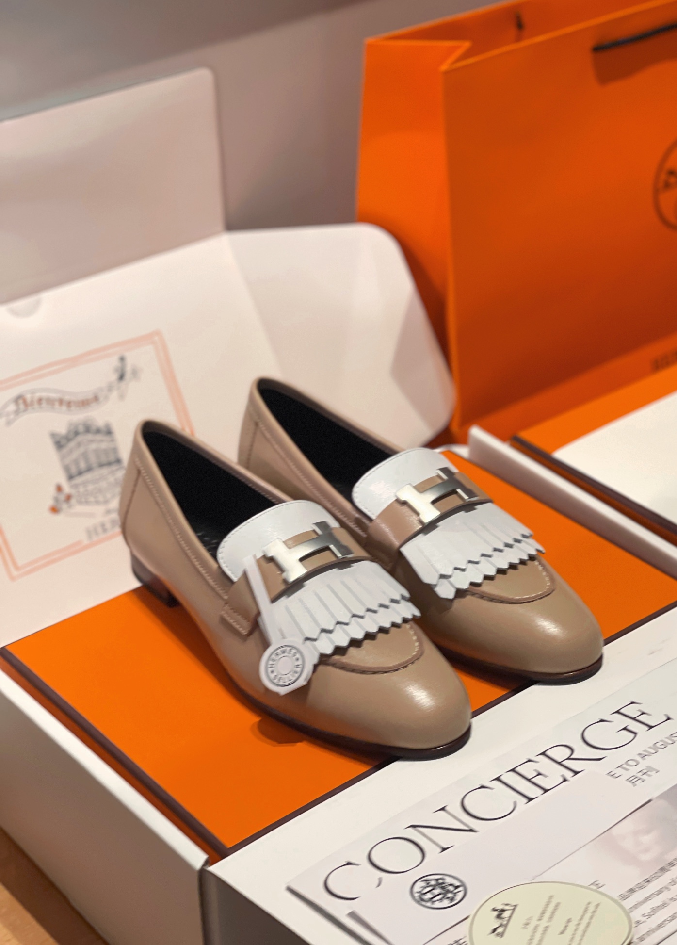 NO:483702,HERMS PariS loafers/Muller single shoes. The counter is out of stock, many young ladies on sweet potatoes, the newly launched panda color/milk tea double-split this year is hard to find, and it is particularly precious. Different from the previous version, the materials were upgraded this time. All materials are specially supplied through channels, all colors and versions, mixed-bred sheepskin inner lining/foot pads, and the fit of the foot pads uses hot melt self-adhesive stickers, no glue brushing, the shoes have no odor, high-circular air compressing technology, concave and concave three-dimensional profound and powerful, the font is individually molded, the size/pad is completely matched, the upper is handmade mark stitching, pure hand-made spiral technology. Exclusive molded sole, front and rear injection molding position and arc are completely aligned with the original, the dotted line length of the sole is exactly the same as the genuine product, not bad, the molded stainless steel hardware is completely consistent with the genuine product!  size 35-36-37-38-39 (40 orders are available without return or exchange), loafers, hermes, loafers, sheepskin19860909HERMS PariS 乐福鞋/穆勒单鞋. 专柜断货王,红薯上众多小姐姐们的安利款,今年新推的熊猫配色/奶茶双拼更是一码难求,尤为珍贵. 区别之前的版本,这次在材料上做了升级处理,所有材料均为渠道特供,全部对色对版,混种羊皮内里/垫脚,垫脚的贴合则采用热熔不干胶贴纸,不刷胶,鞋子无气味,采用高周波空压技术,凹凸立体深刻有力,字体单独开模,大小/间距完全对版,鞋面手工马克缝线,纯手工滚边工艺.独家开模大底,前后注塑位置和弧线和原版完全对齐,鞋底的虚线长度都和正品完全一致,毫厘不差,开模不锈钢五金,与正品完全一致！ size 35-36-37-38-39（40可订不退换）,乐福鞋,hermes,loafers,sheepskin,Women's Shoes