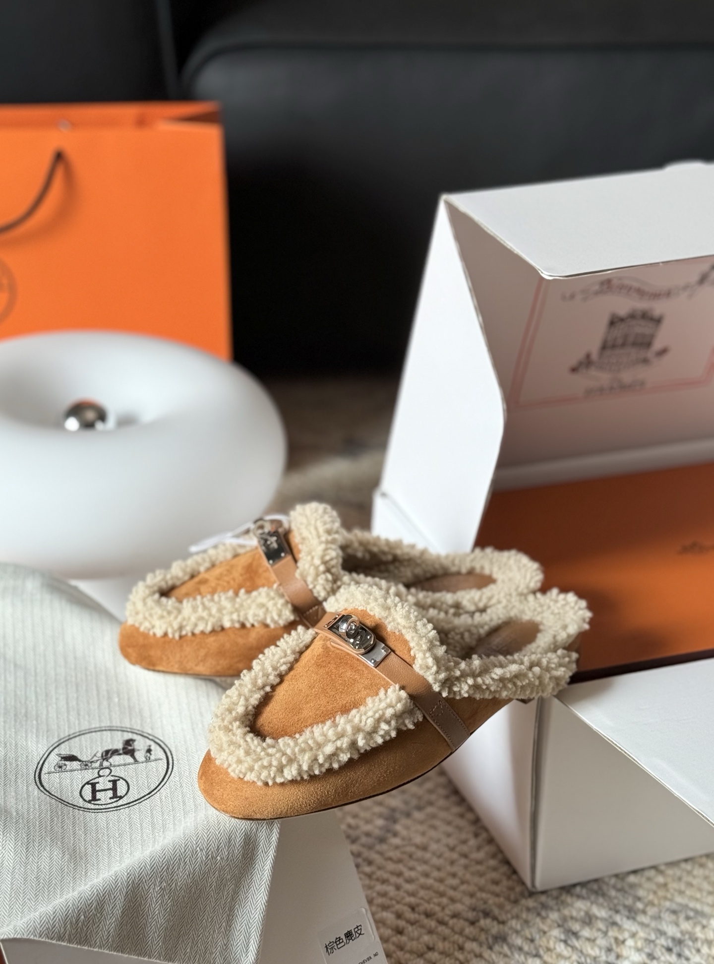 NO:483647,Hermes · Muller wool semi-trail. Hermes is a classic epic. Produced by trading company, pure export order. Selected high-grade goatskin and wool, paired with classic Kelly shoe buckles. Leather sole made in Italy with bird printed aircraft box (with fluorescent anti-counterfeiting) 36-37-38-39 (40/41/42 can be returned and exchanged) Aircraft box 10, fur shoes, hermes, sheepskin19860909Hermes ·  穆勒羊毛半拖 .  Hermes is a classic epic . Produced by trading company, pure export order . 精选优等级山羊皮及羊毛皮,搭配经典Kelly鞋扣  意大利制造皮革大底 配飞鸟印花飞机盒（带荧光防伪）  36-37-38-39（40/41/42可定不退换） 飞机盒10,毛毛鞋,hermes,sheepskin,Women's Shoes