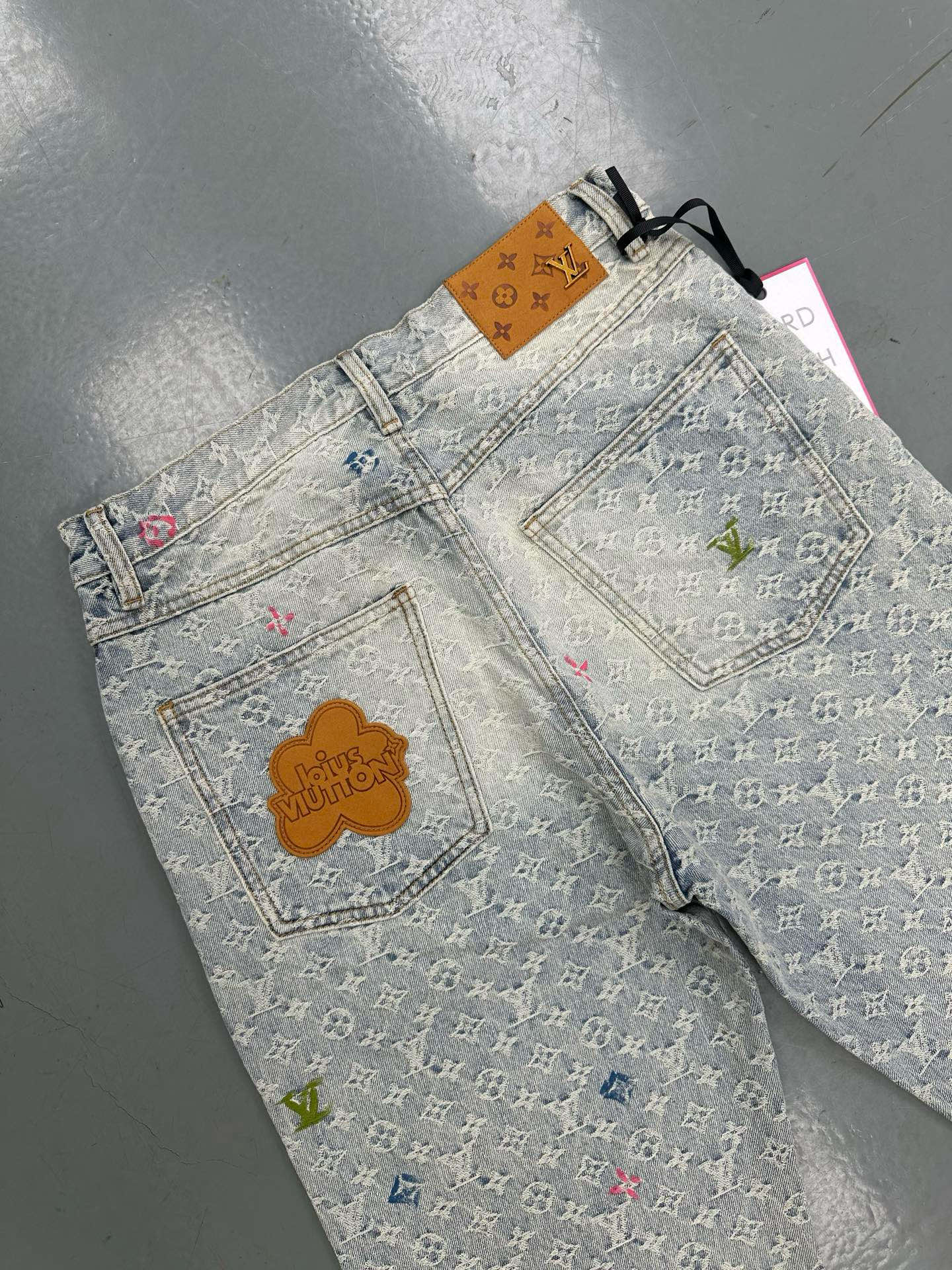  最新款，直筒阔腿裤牛仔裤👖超级定制款，原版五金，超级重工工艺，版型超赞👍细节做工无可挑剔！款式不挑人，