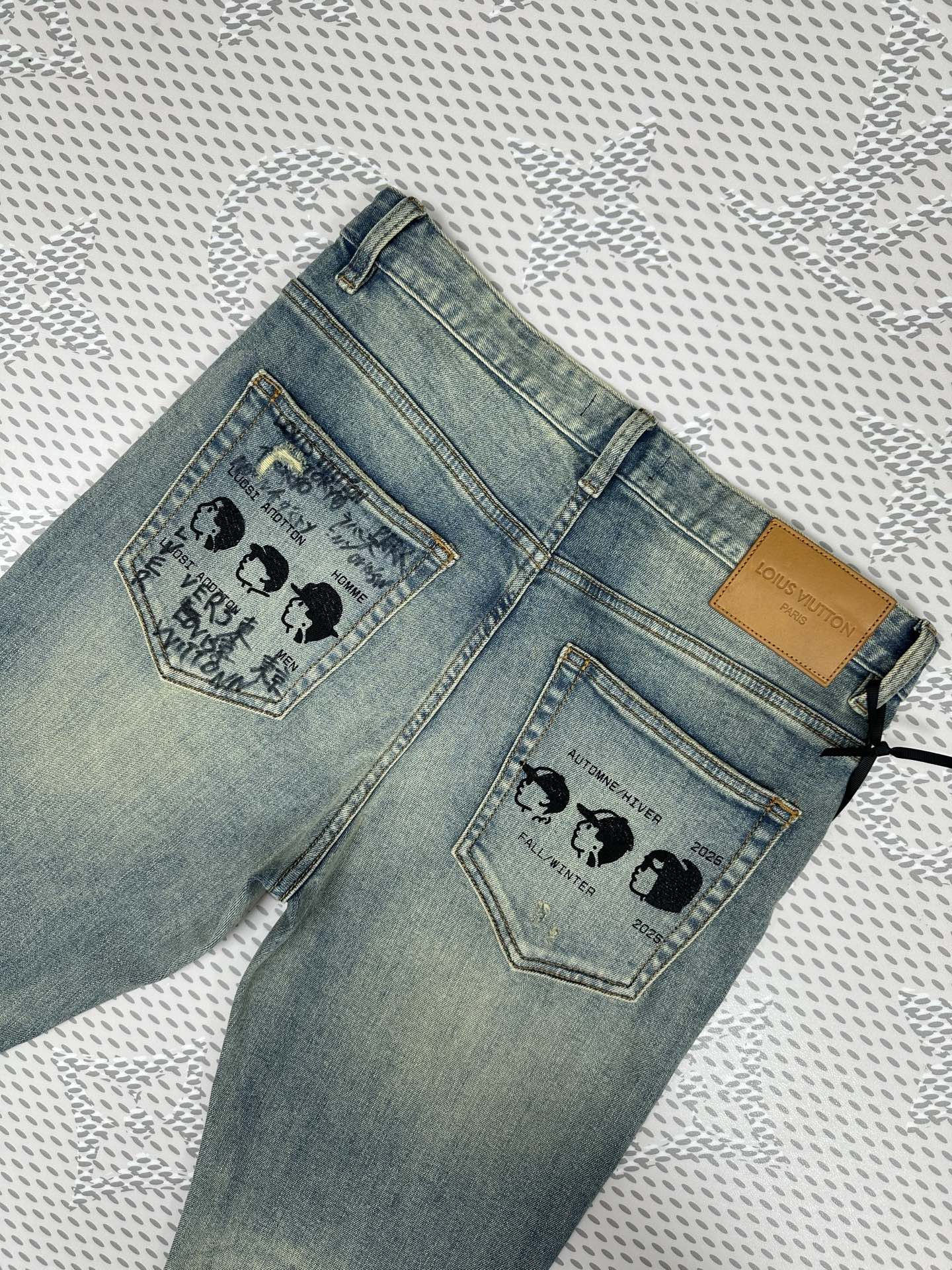 ￼ 新款现货上市🔥🔥🔥原单爆款牛仔裤👖超级定制款，原版五金，超级重工工艺，版型超赞👍细节做工无可挑剔！款