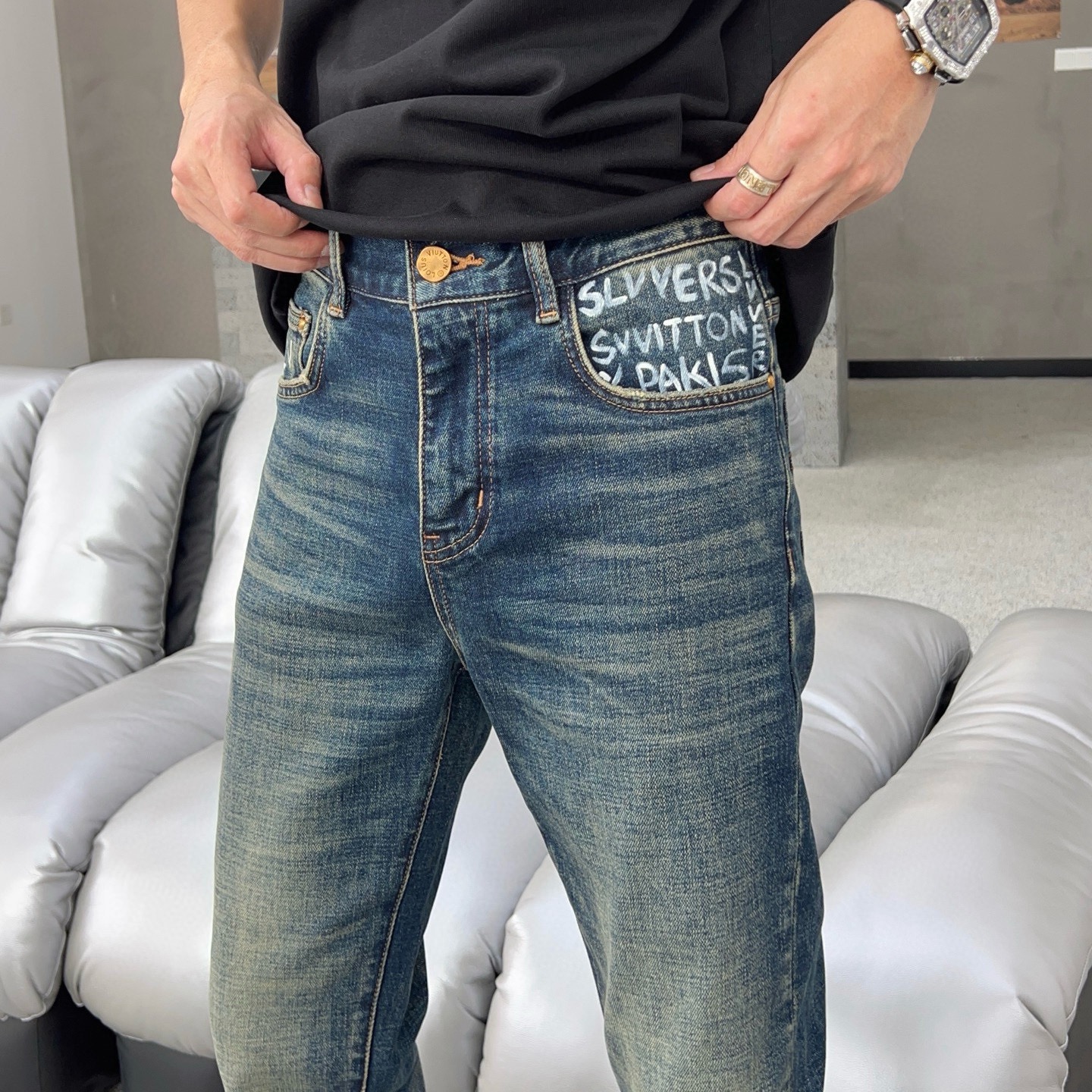    手工新款颜色非常好看，🔥搭配款式现货上市🔥🔥🔥原单爆款牛仔裤👖超级定制款，原版五金，超级重工工艺，